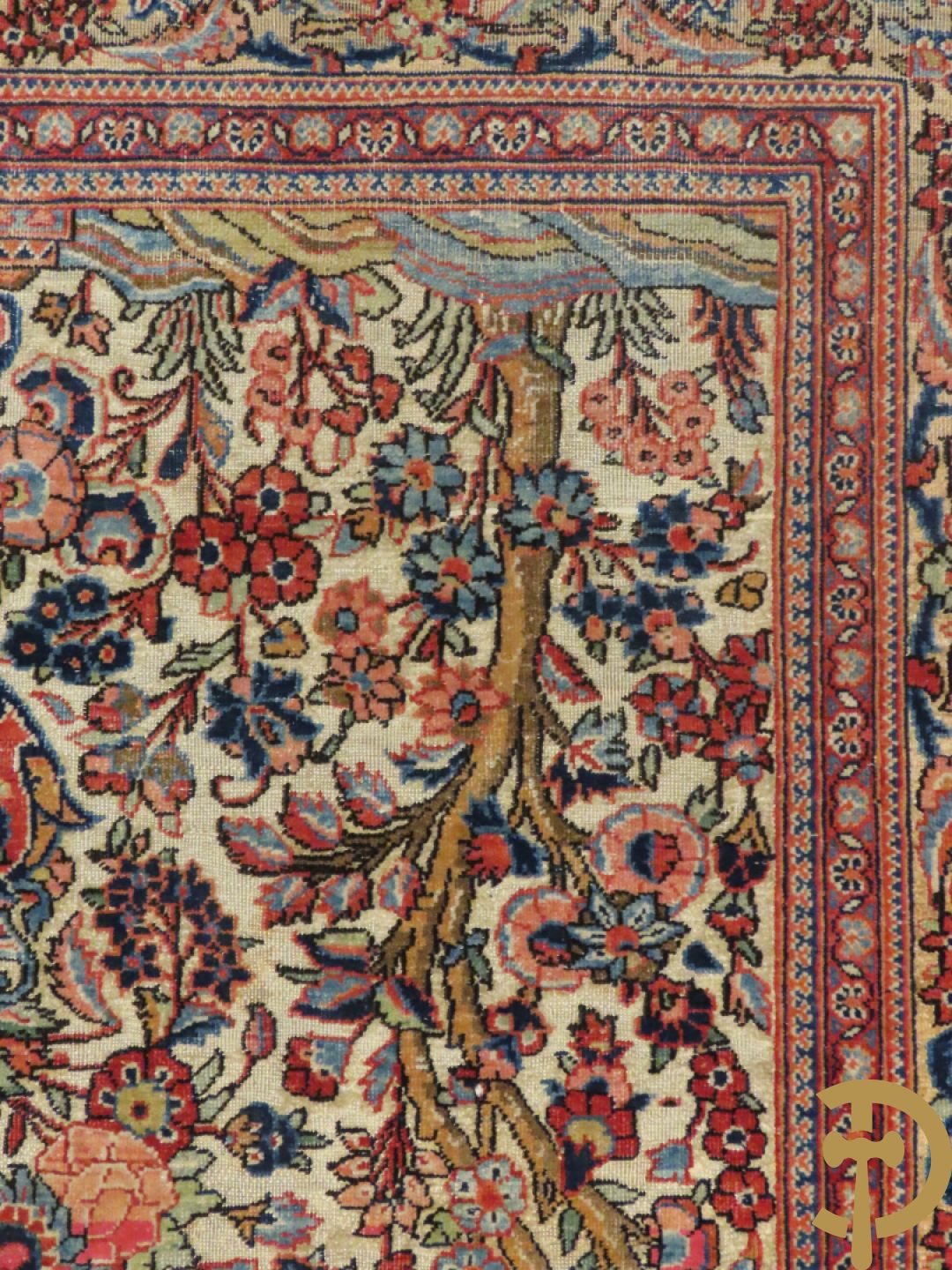 Oosters handgeknoopt tapijt Tabriz met amfoor, bloemen en levensboom