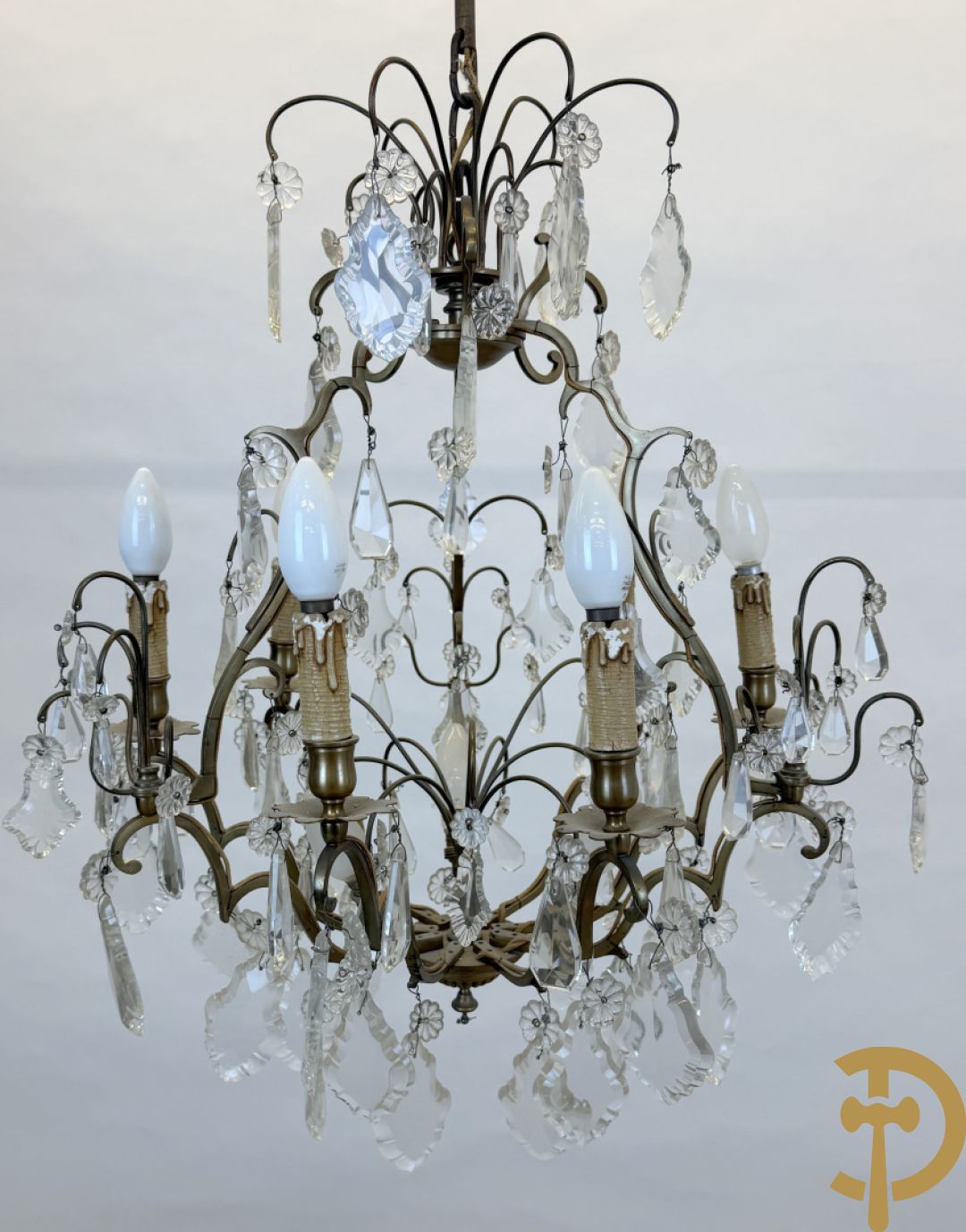 Franse koperen luchter met zes lichtpunten en kristallen bellen