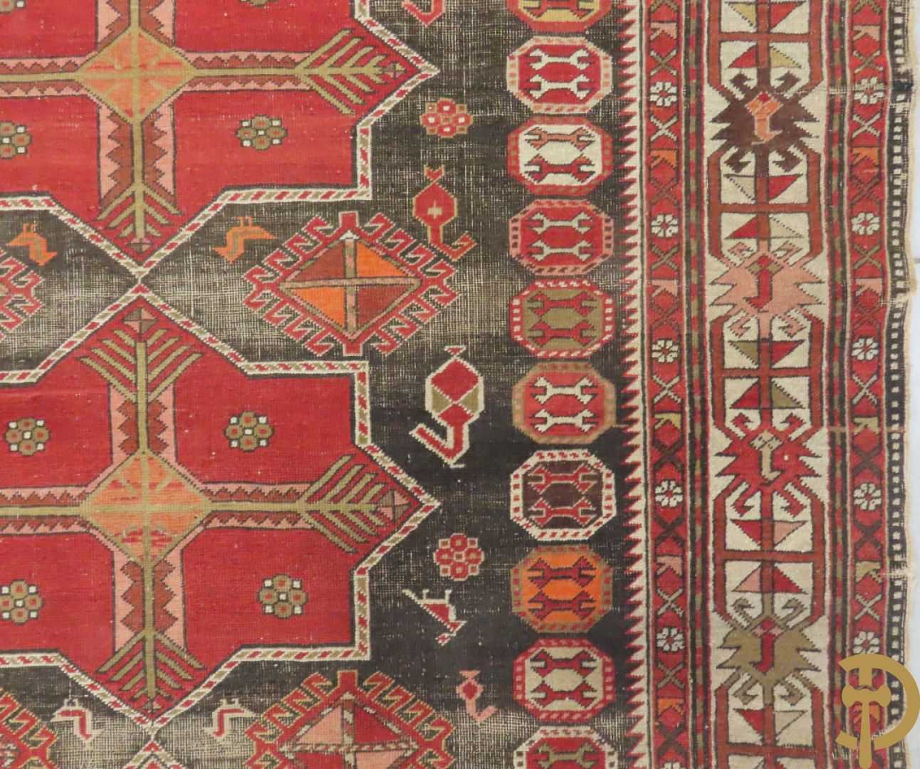 Antiek oosters handgeknoopt Kaukasus tapijt met geometrische patronen