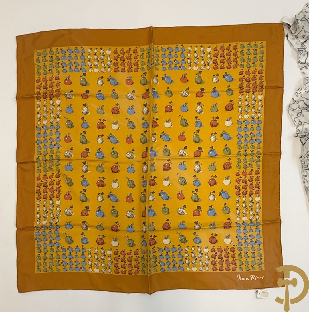 Vier foulards Nina Ricci (nooit gedragen komt uit winkel restant)