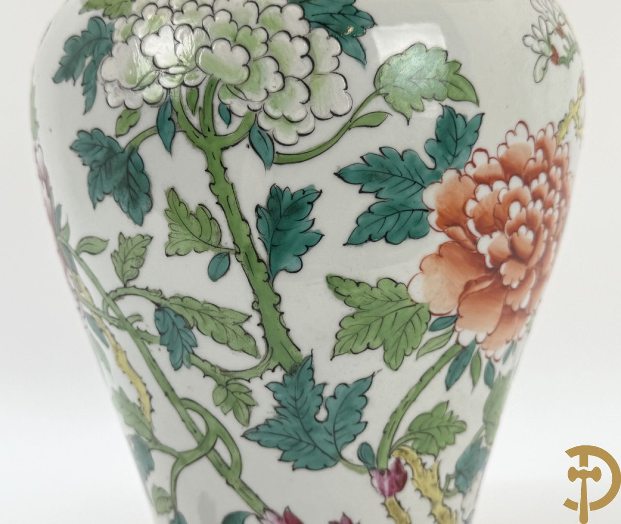 Porseleinen vaas met decor van vogels en pioenrozen, Samson, gemonteerd als lampadaire