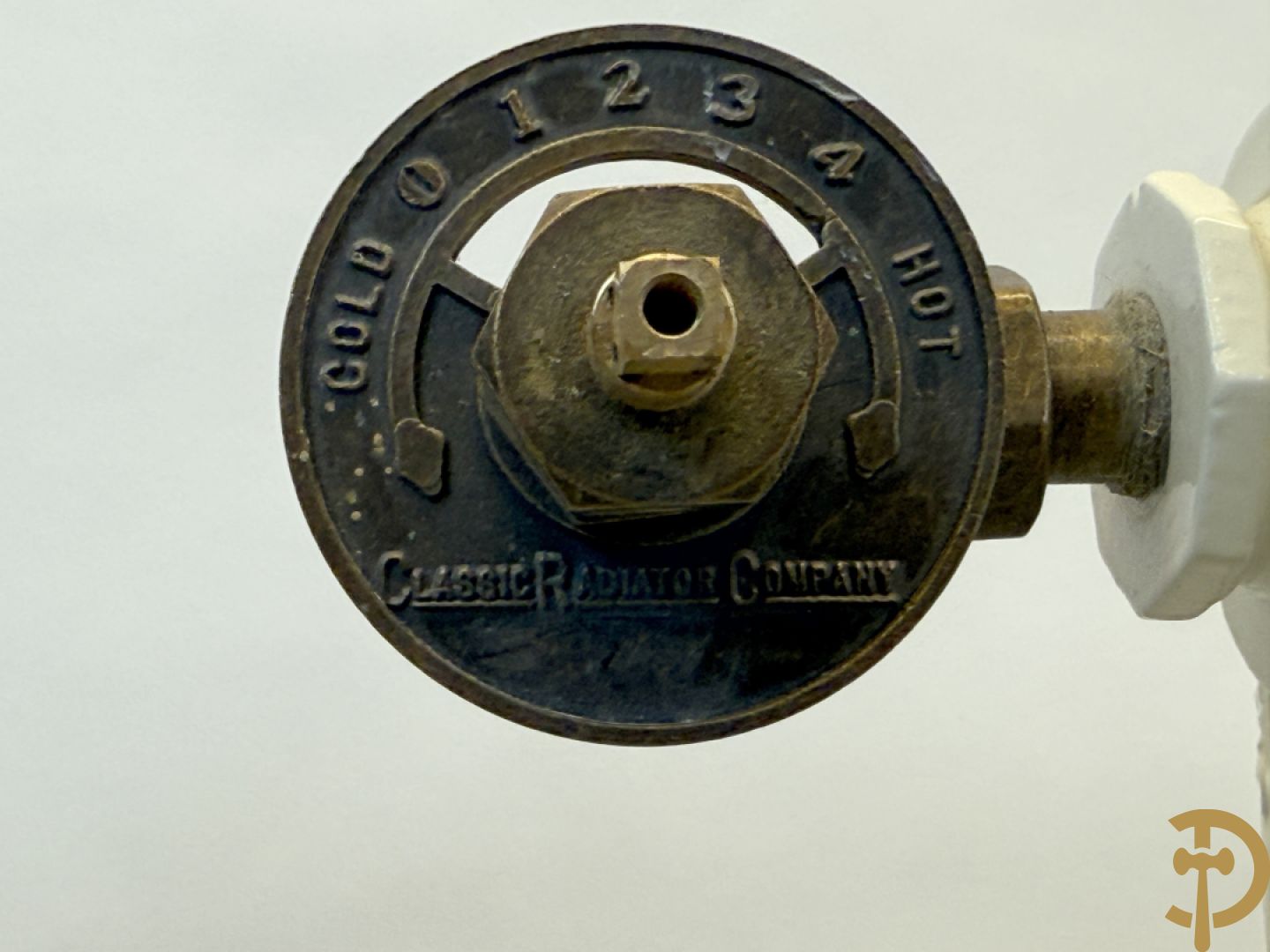 Gietijzeren Art Nouveau stijl radiator met 6 elementen op glazen pootjes - met bijhorende accessoires