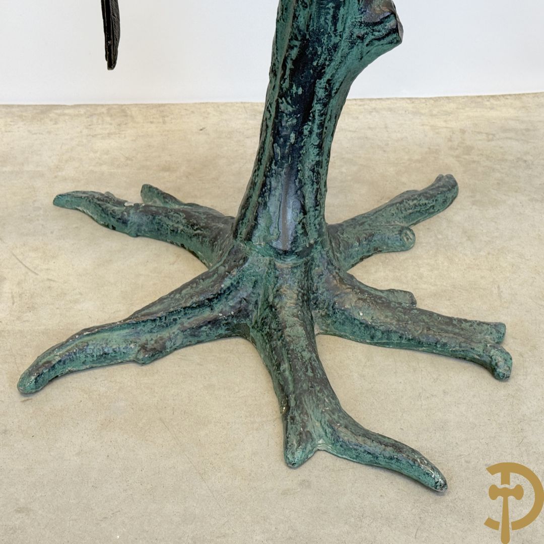 Metalen gepatineerde papegaai op boomstronk