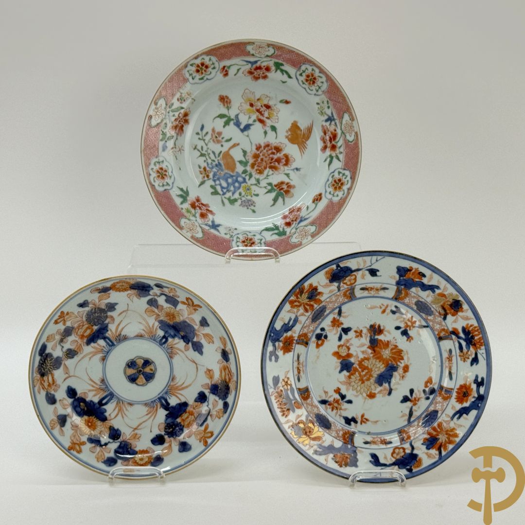 Twee Chinese porseleinen Imari bordjes, Kangxi + porseleinen bord met vogel- en bloemendecor Qian Long