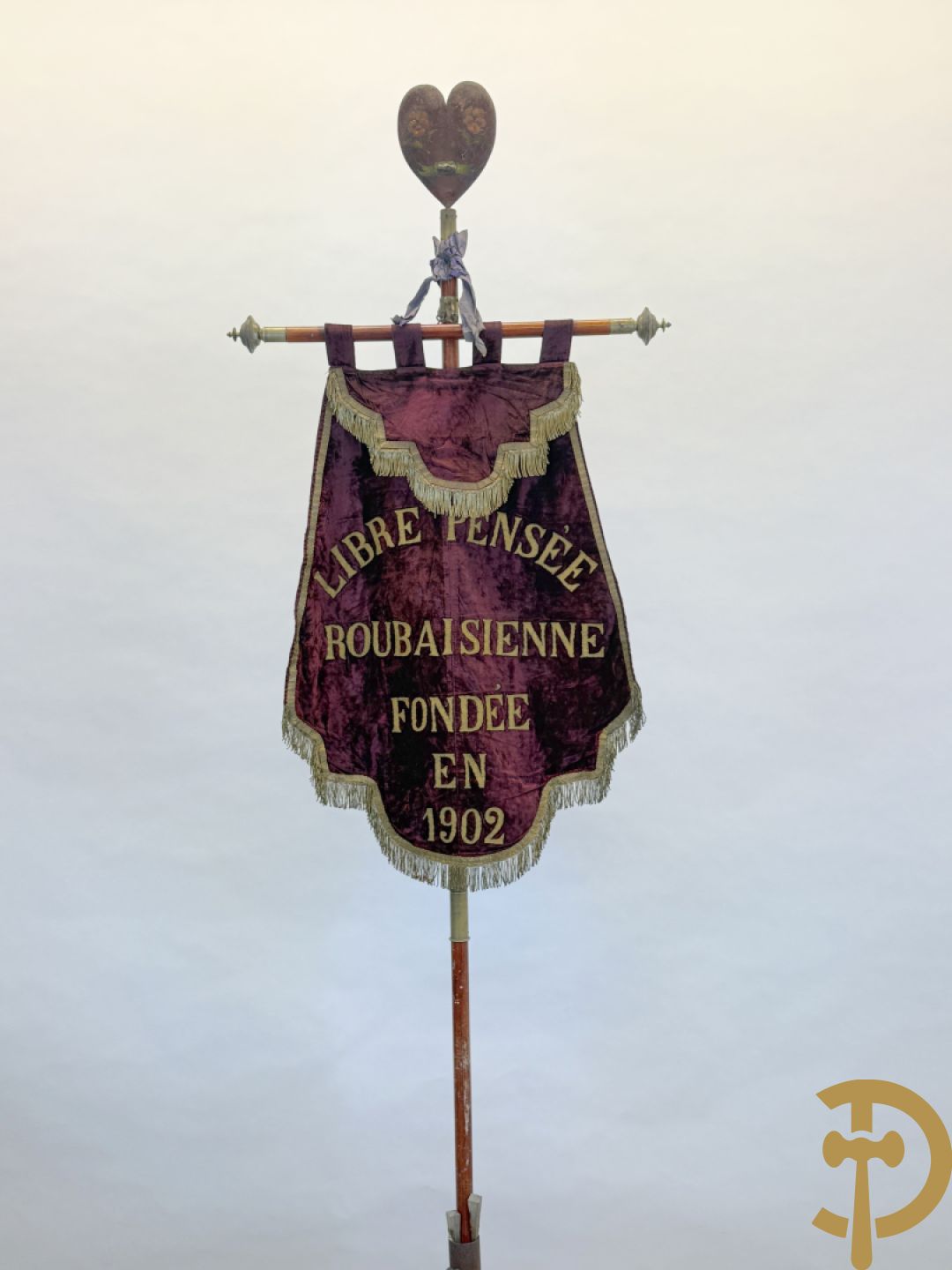 Franse vaandel in rode velours op staander met metalen hartvormig beschilderd ornament met bloemen boven handdruk, Libre Pensée Roubaisienne, Fondé en 1902