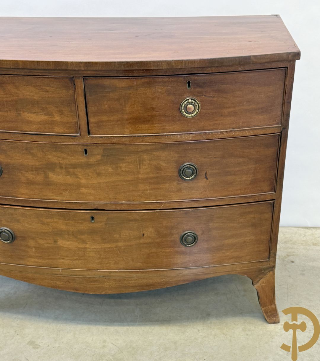 Engelse gebogen mahoniehouten vierladencommode