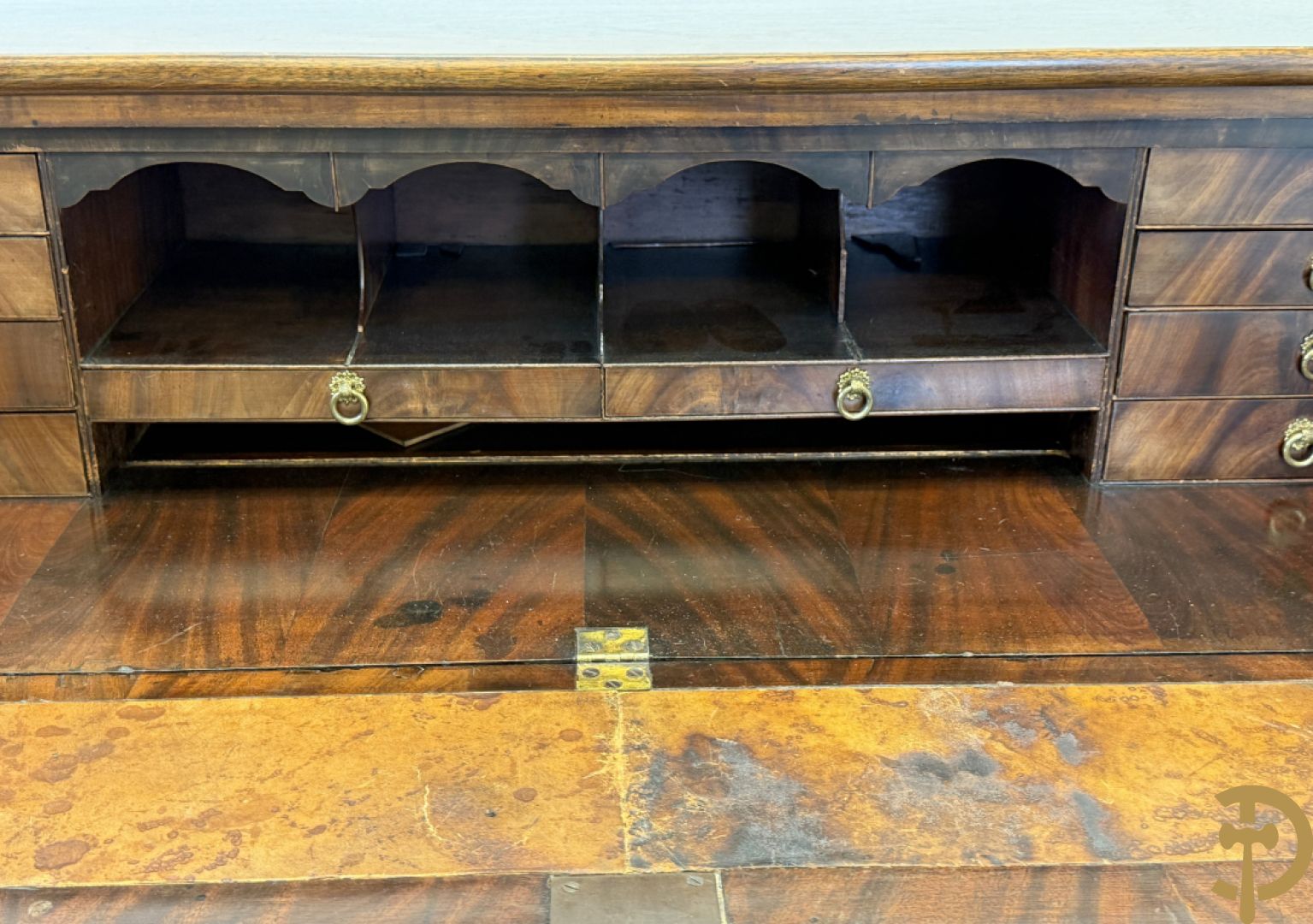 Engelse mahoniehouten tweedeursdresse met ingebouwde secretaire bovenaan