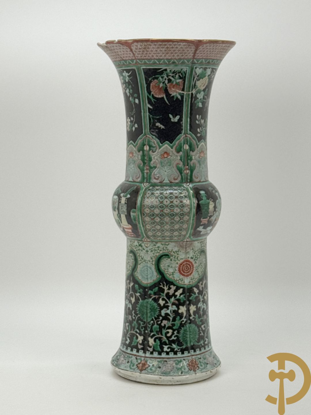 Antieke Chinese Gu vaas met geschenkendecor op zwarte fond