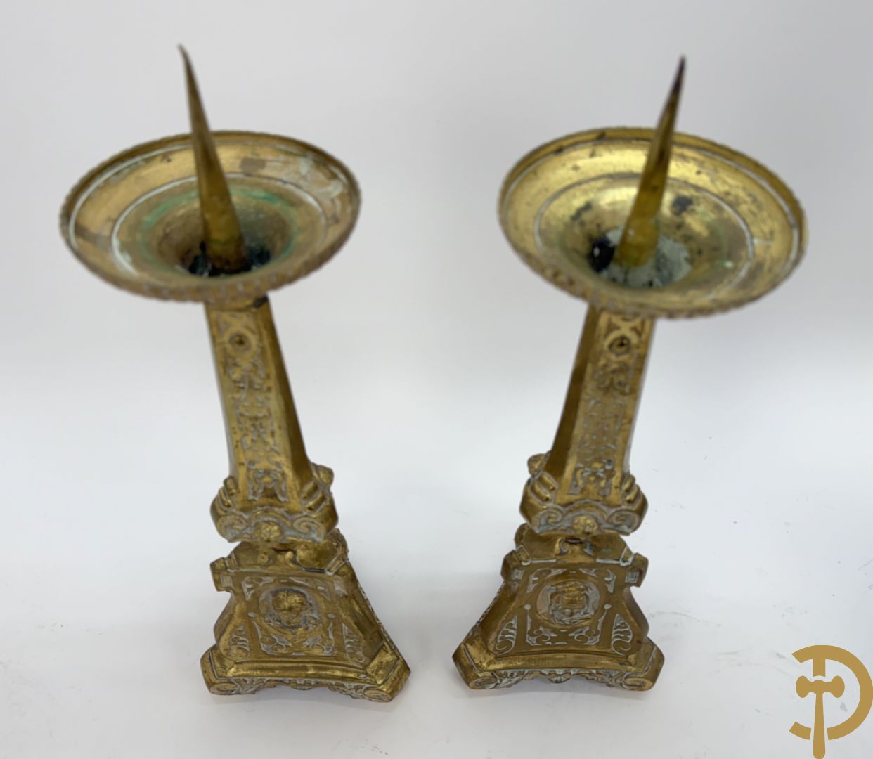 Drie paar religieuse kandelaars in brons en koper