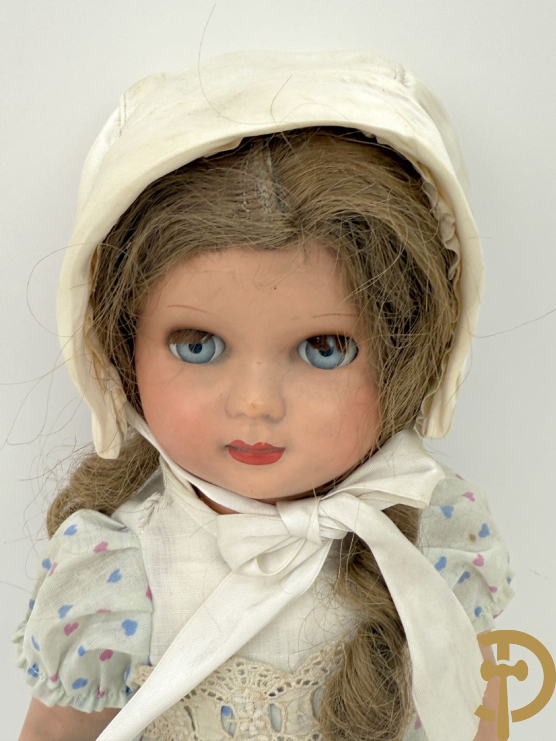 Oude pop met papier maché ledematen, gemerkt K R36/.728 + oude pop met papier maché ledematen en kantelbare oogjes + oude pop in papier maché, gemerkt Unis France 301 + oude pop in papier maché, onleesbaar gemerkt + hedendaagse pop met porseleinen ledematen + losse kleertjes