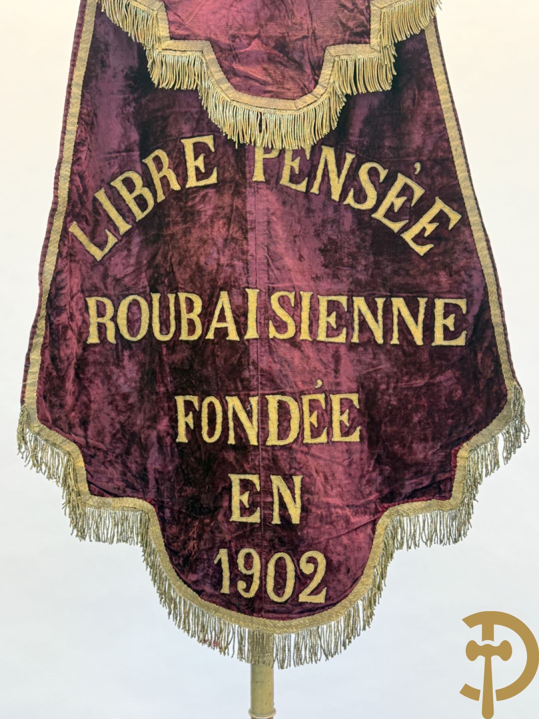Franse vaandel in rode velours op staander met metalen hartvormig beschilderd ornament met bloemen boven handdruk, Libre Pensée Roubaisienne, Fondé en 1902