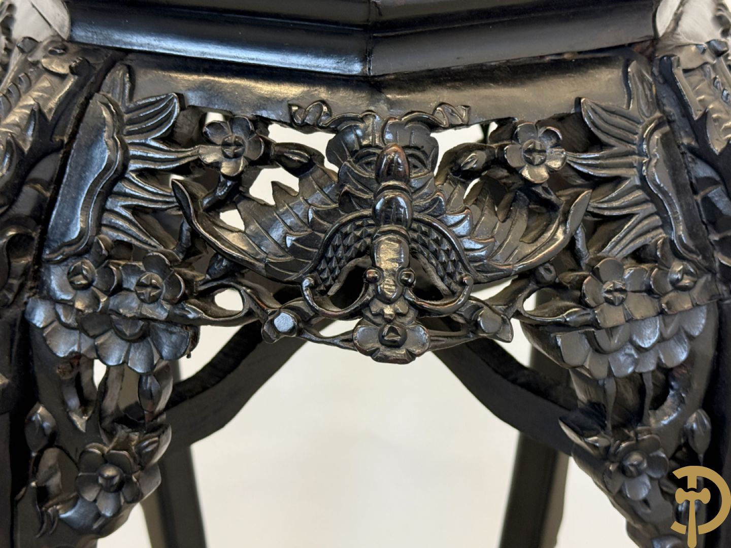 Hardhouten achthoekige rozehouten Chinese beeldenstaander met gesneden bloemenmotieven