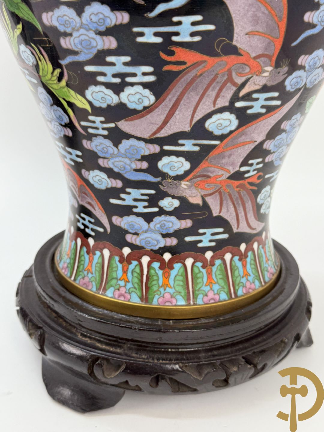 Paar cloisonévazen met bloemen en vogeldecor op zwarte fond - op houten sokkel