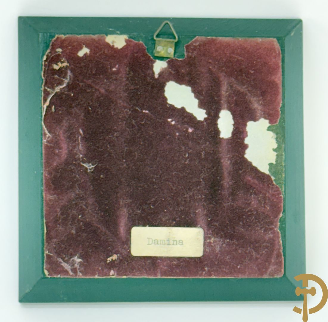 Vier handgekleurde miniaturen met romantische scènes en edeldames