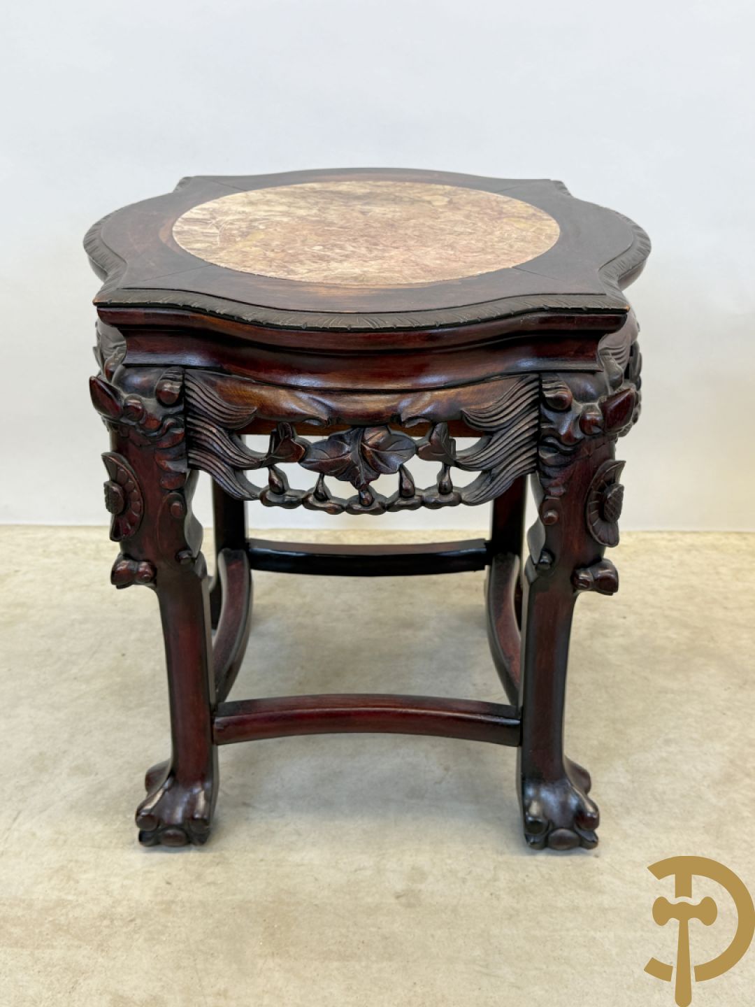 Achthoekige en afgeronde Chinese sokkel met sculptuur