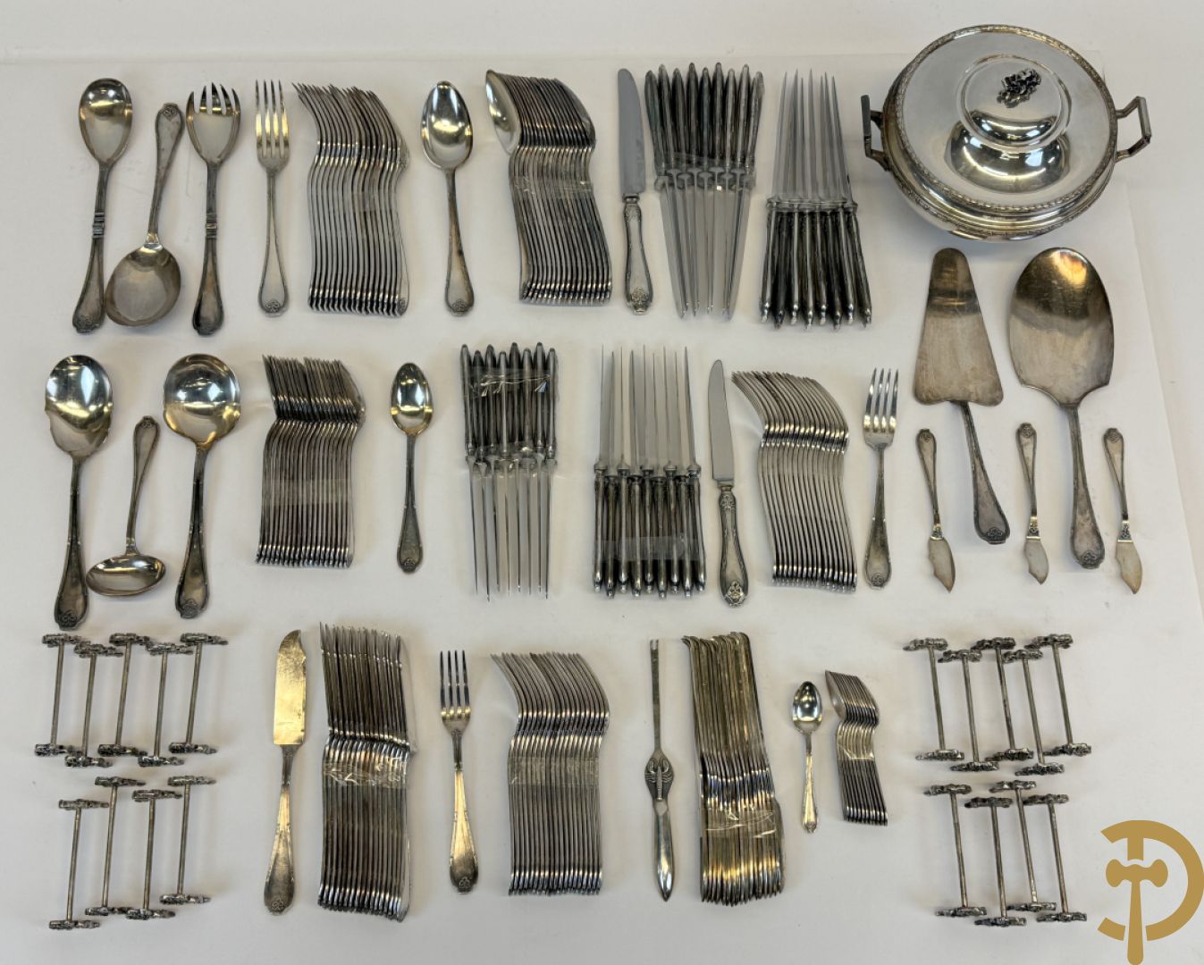 Verzilverd bestek Wiskemann met Louis XVI motieven+ verzilverde groentenkom Wiskemann