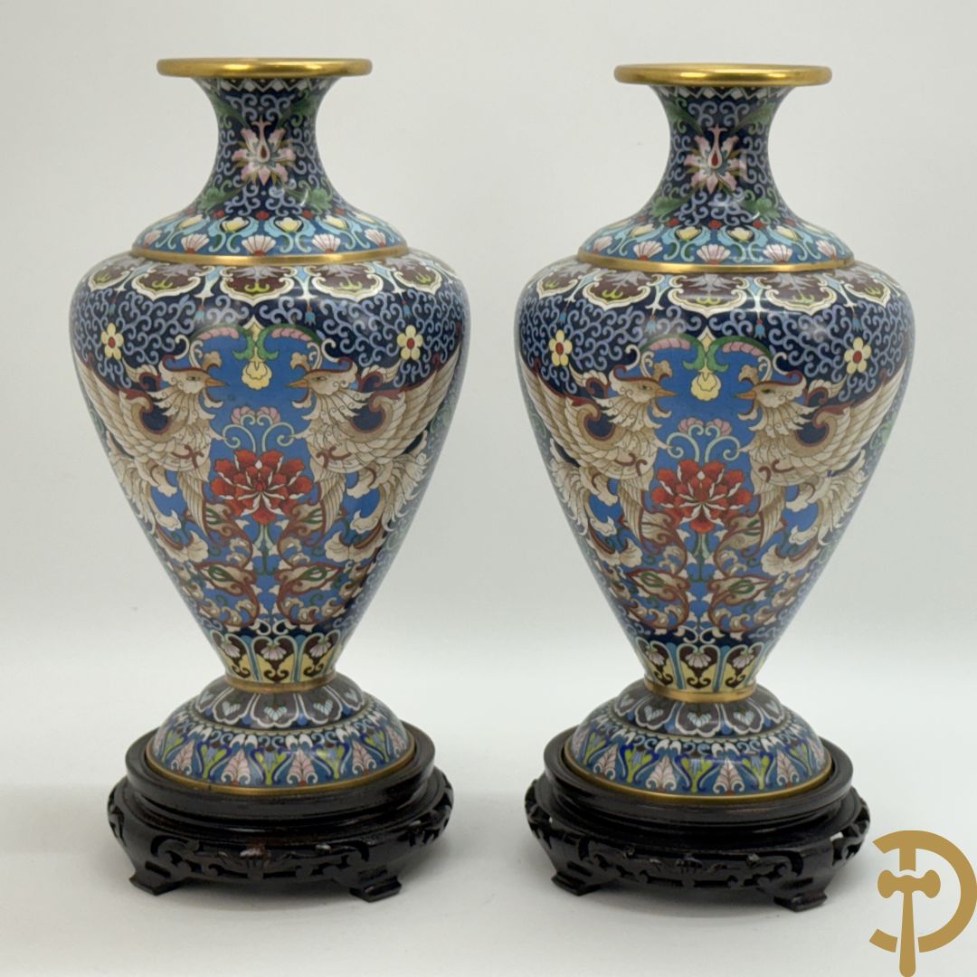 Paar cloisoné vazen met bloemen- en vogeldecor
