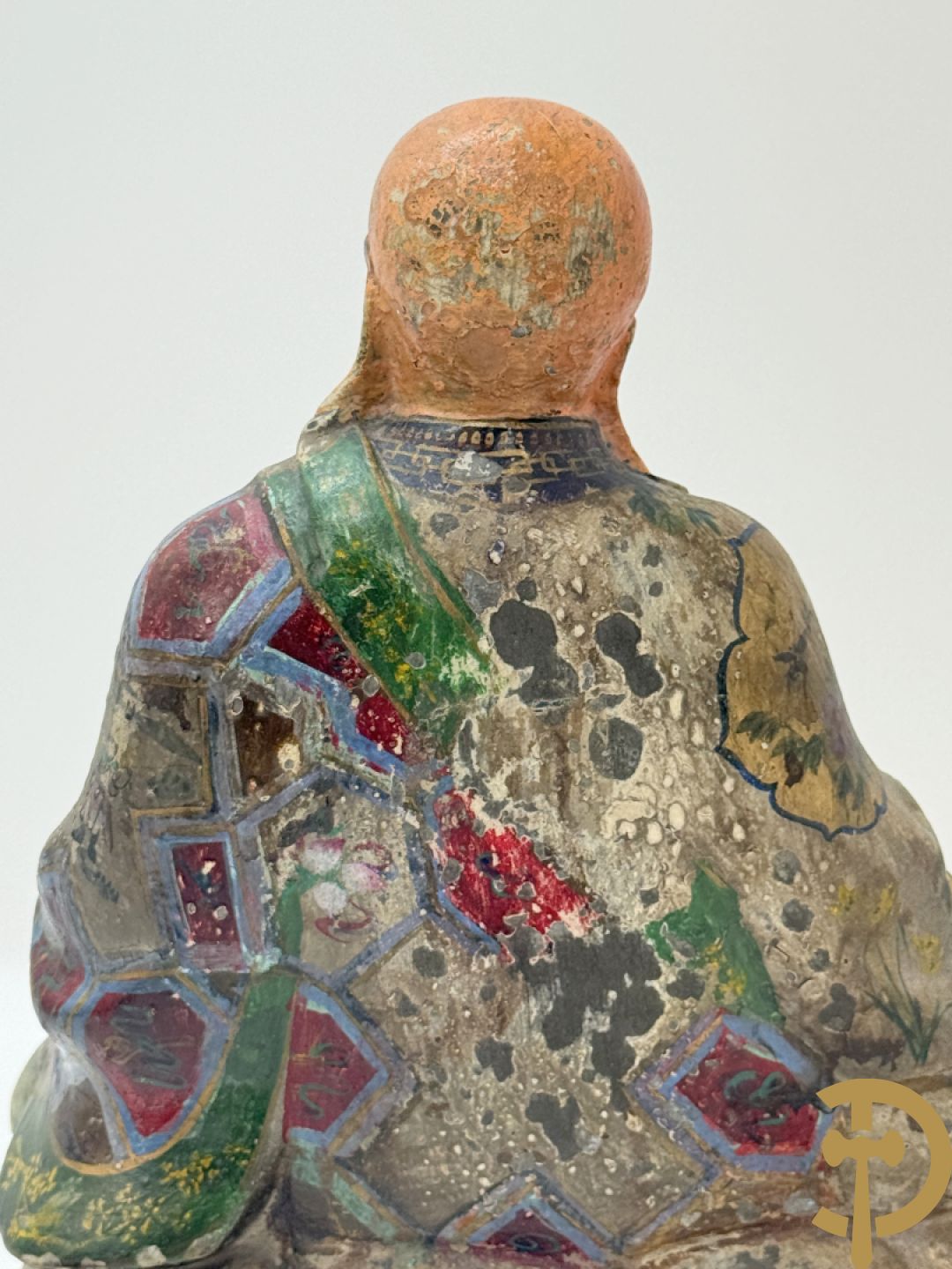 Houtgesculpteerde en gepolychromeerde zittende Aziatische wijsgeer