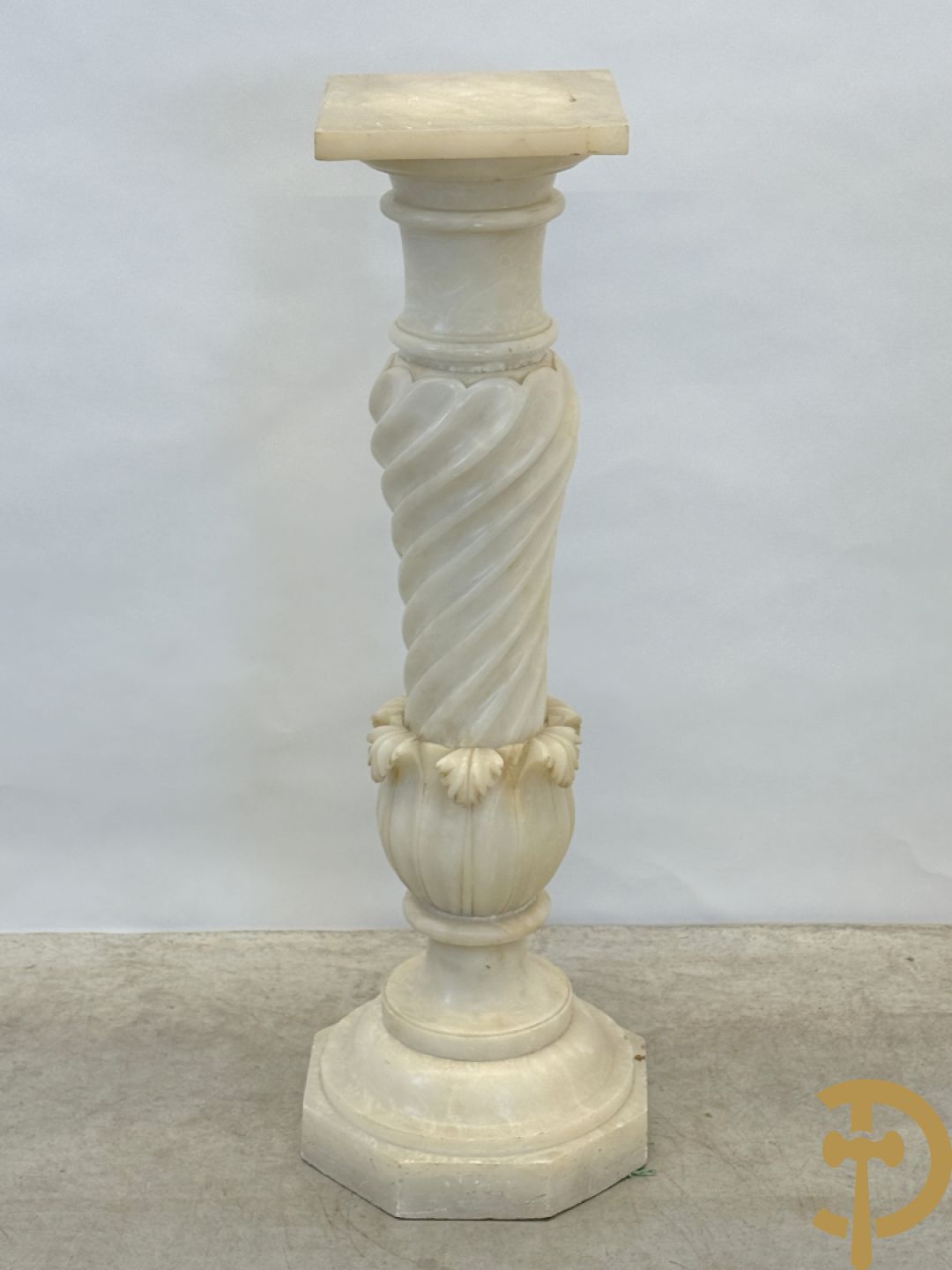 Getorste albast zuil met accanthusranken met draaibare plateau op achthoekige basis