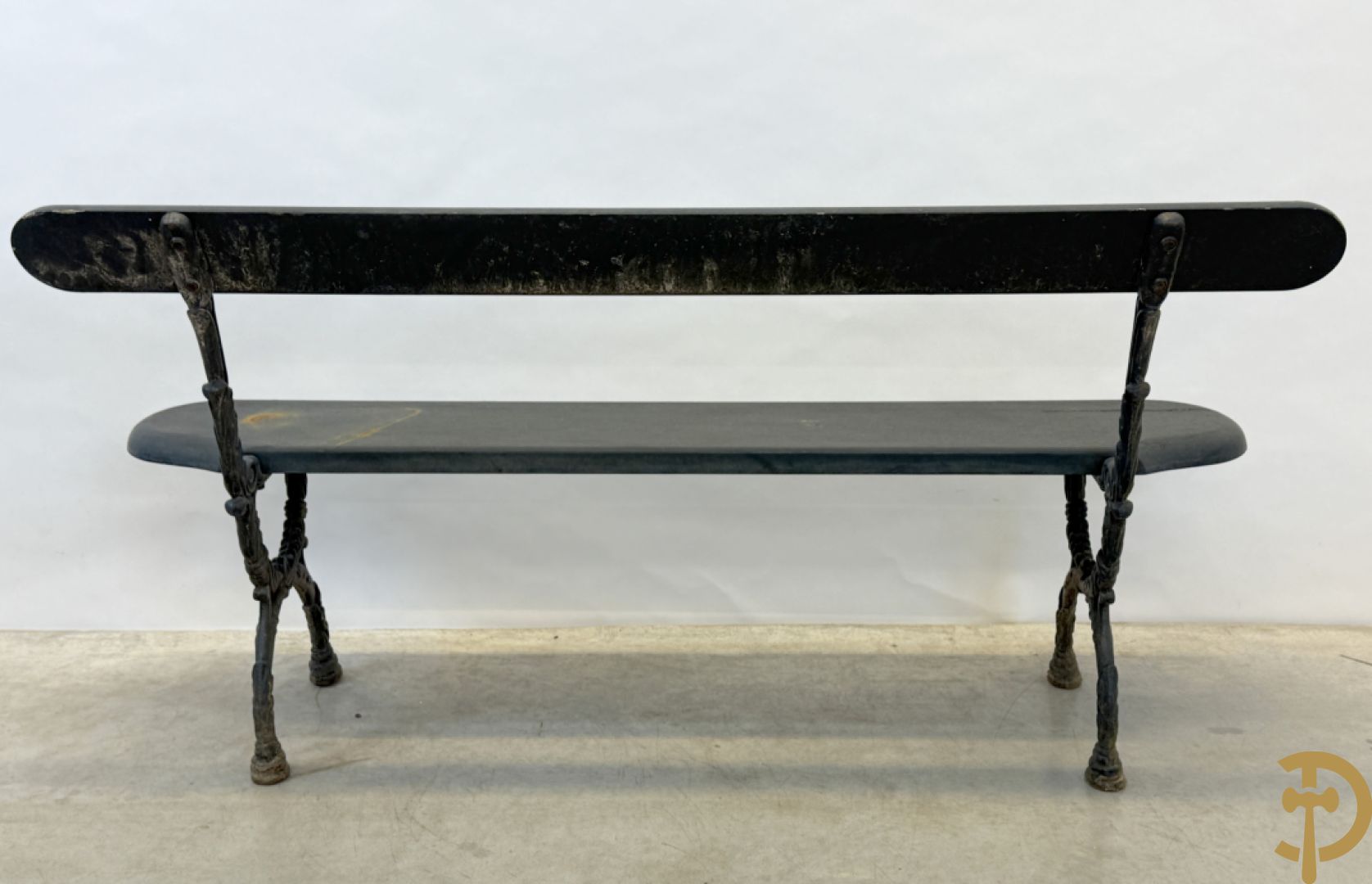 Tuinbank met houten beschilderde zitting en rugleuning op metalen chassis