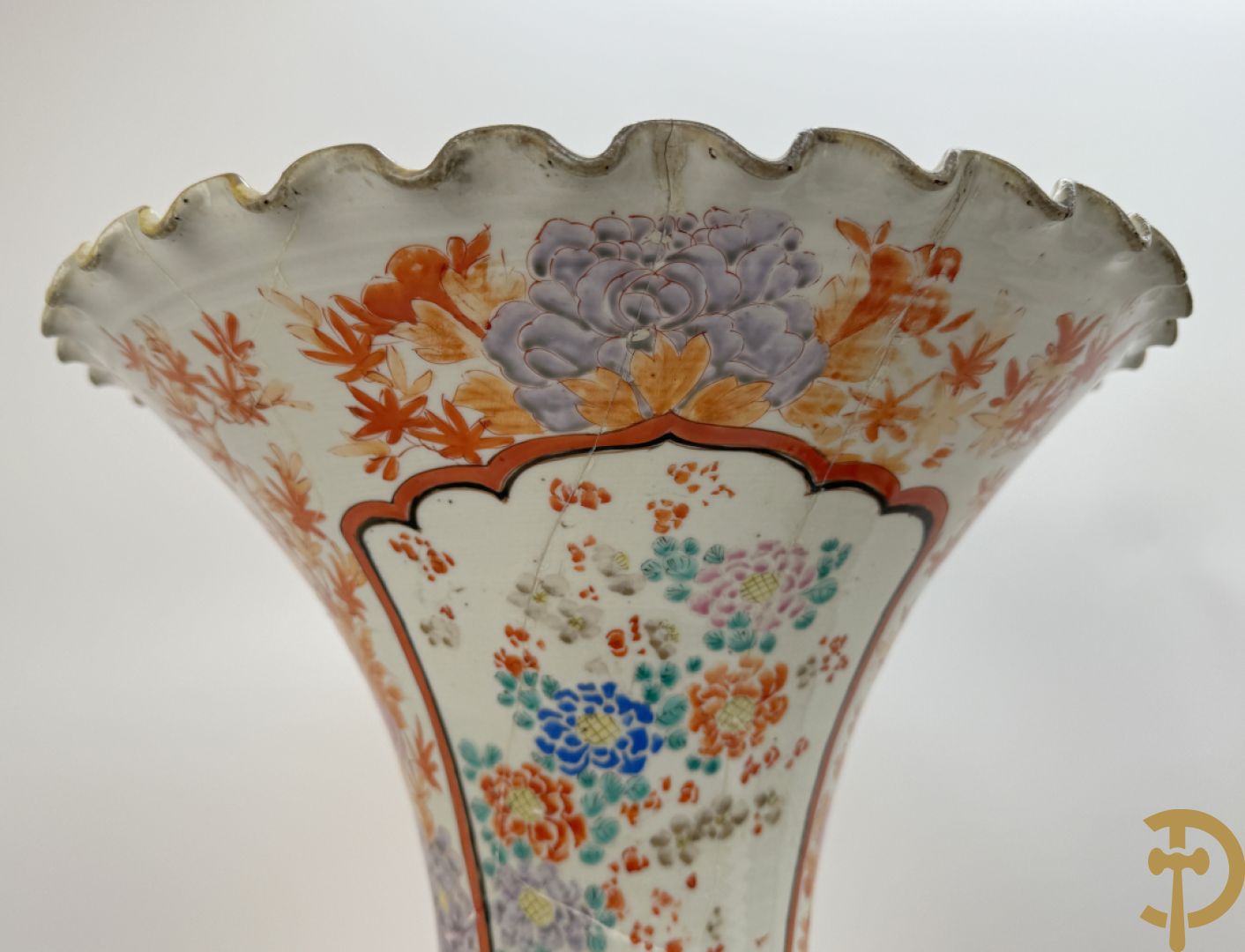 Paar Japanse porseleinen waaiervazen met bloemen en geanimeerd decor