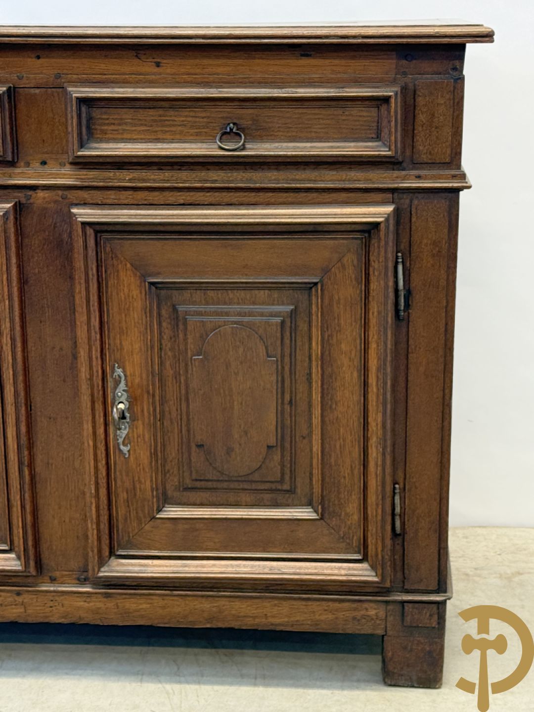 Massief eiken tweedeursdresse met 2 lades en panelen in de deuren, Louis XIII, 18e