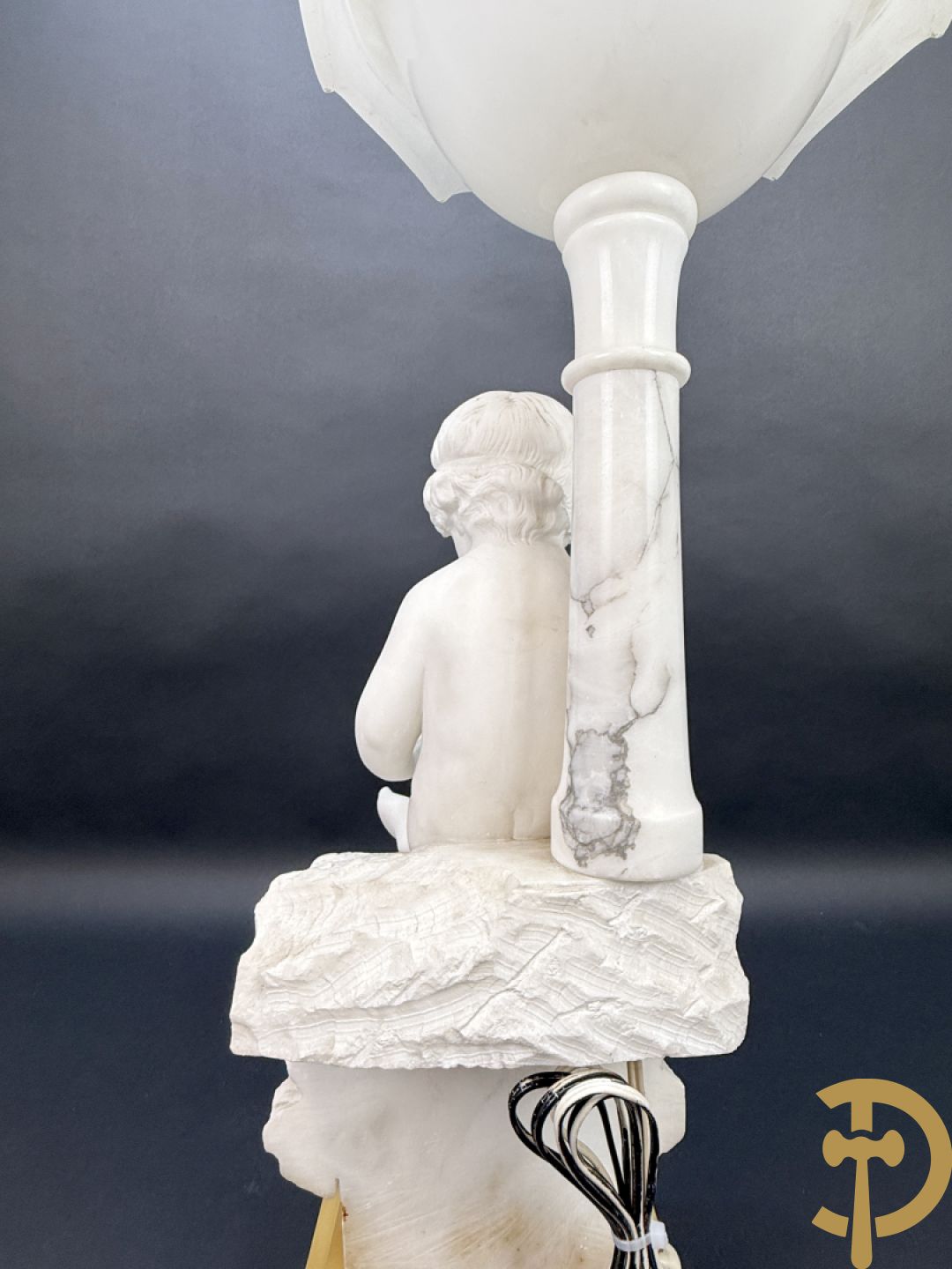 Albast beeld van jongen met boek en lamp