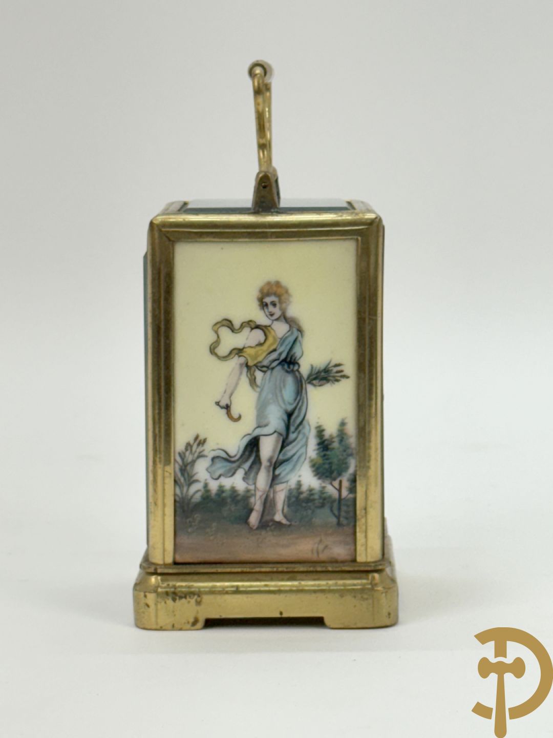 Koperen reiswekker bezet met handbeschilderde porseleinen plakkettes met romantisch decor