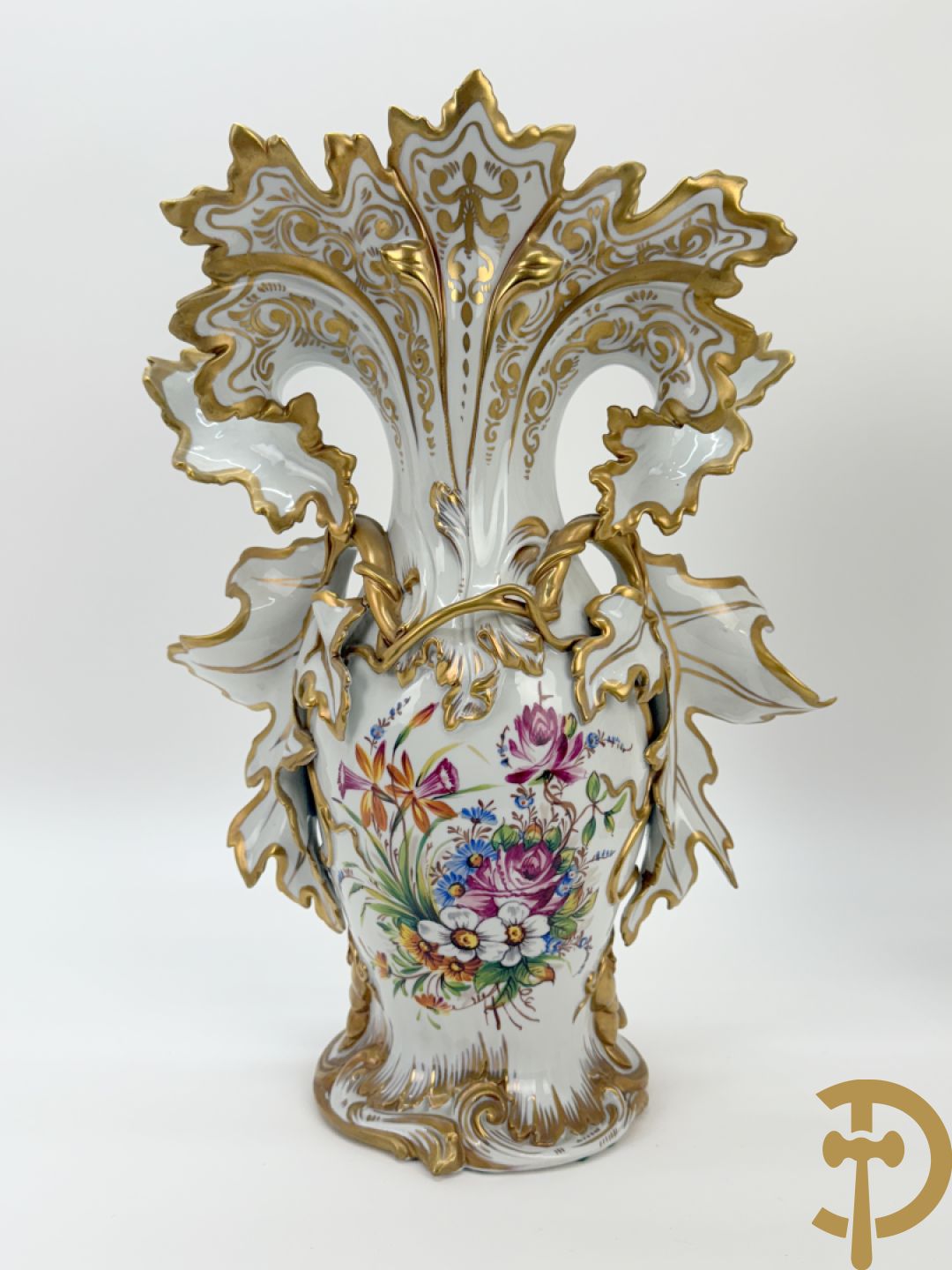 Paar porseleinen cornetvazen met bloemendecor, deels verguld, gemerkt Capo di Monte