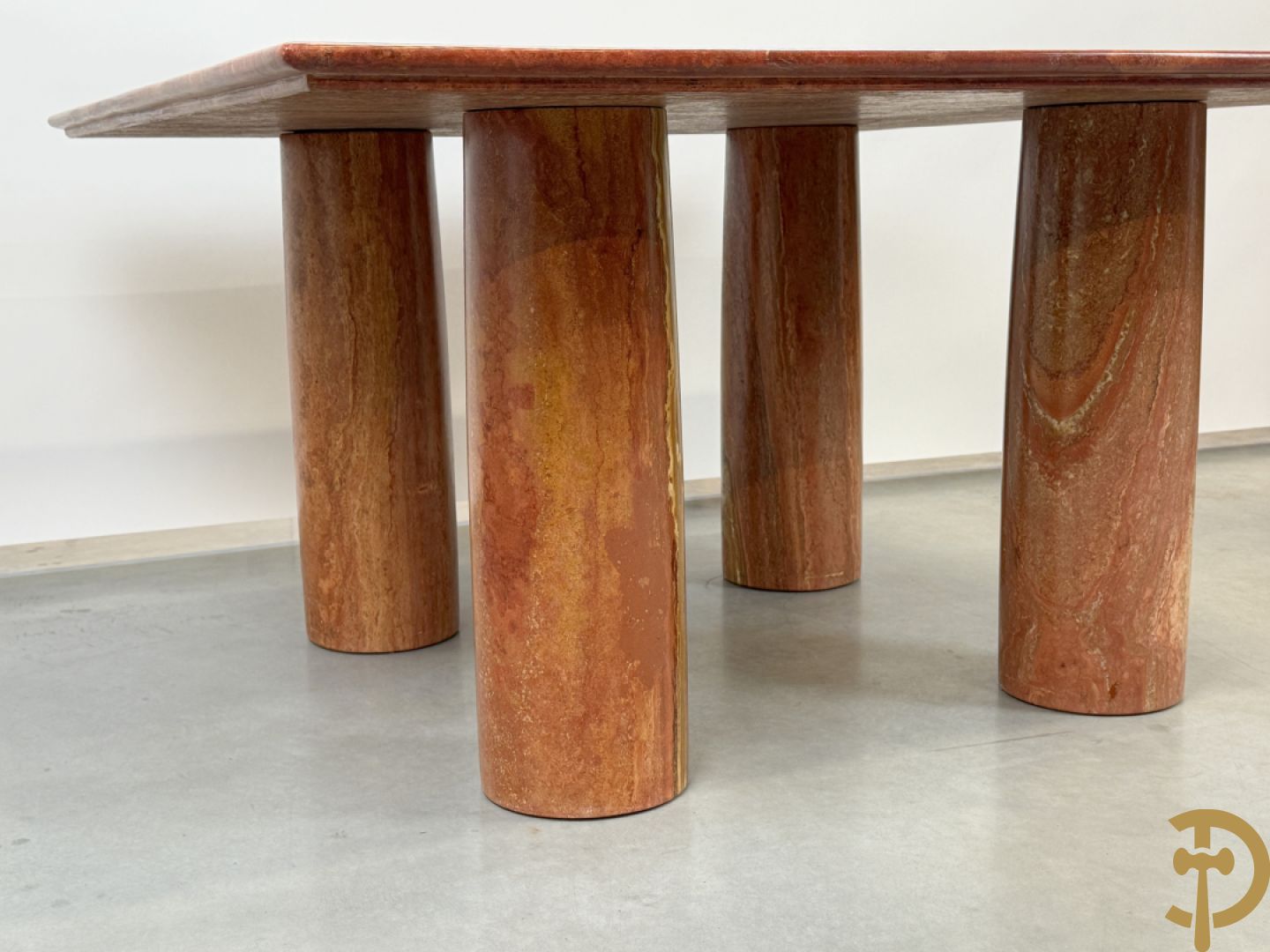 Geaderde marmeren Cassina tafel op 4 cilindervormige poten Mario Bellini