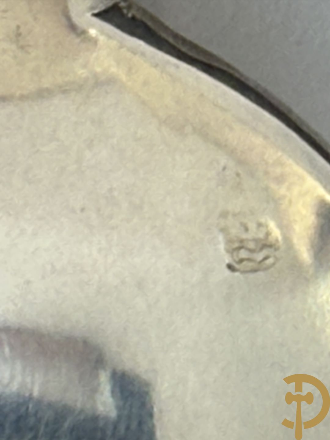 Massief zilveren bestek met Louis XV motieven bestaande uit 12 soeplepels (72 gram per stuk), 12 vorken (78 gram per stuk), 12 messen, 12 dessertvorken (47 gram per stuk), 12 dessertlepels (40 gram per stuk), 12 dessertmessen, 12 koffielepels (22 gram per stuk), slacouvert, taartschep en suikertang