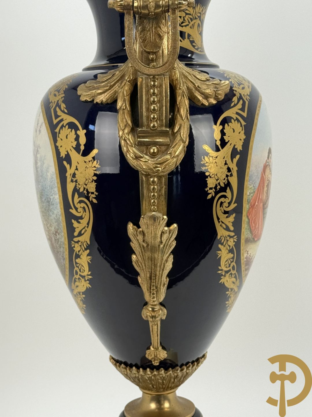 Vuurvergulde bronzen amfoorvaas met basrelief van dame en bezet met cupido