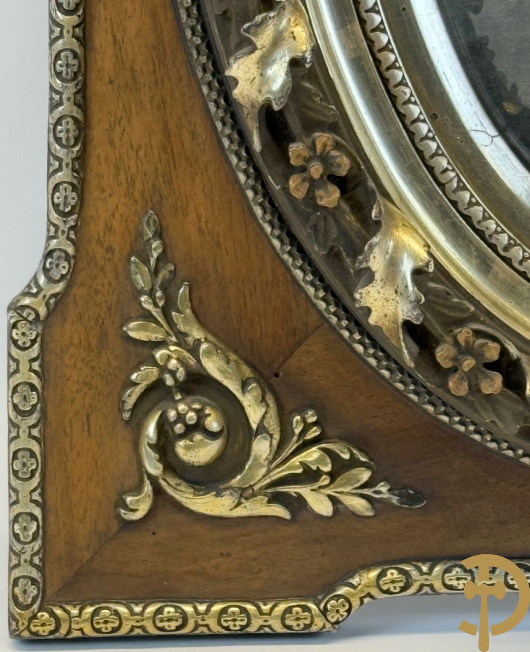 Vergulde lijst met accanthusranken en ovaal medaillon + kader met ovaal medaillon + religieuse wassen zegel