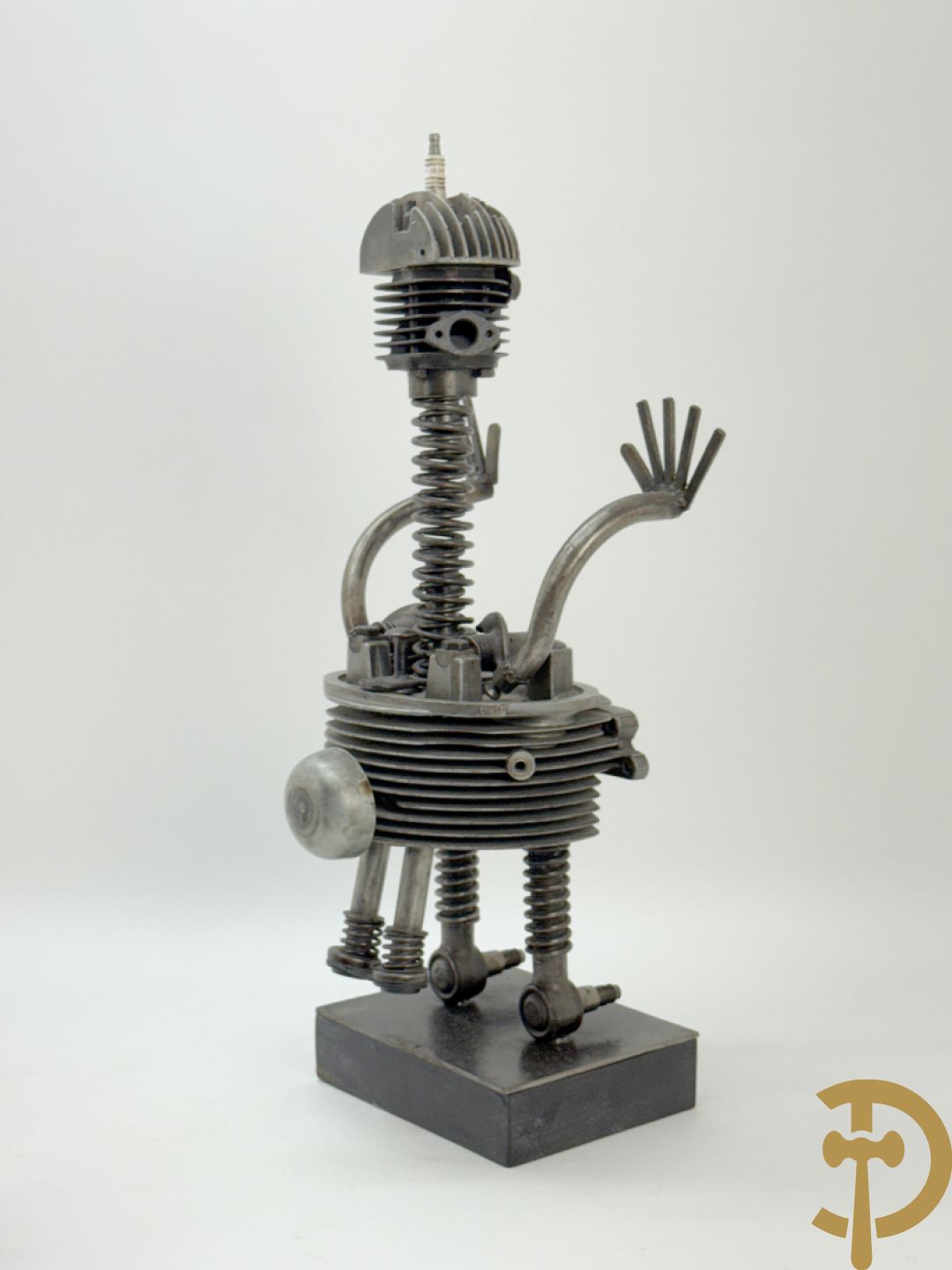 GIELS getekend - Kunstzinnige figuur in ijzerassemblage van motoronderdelen