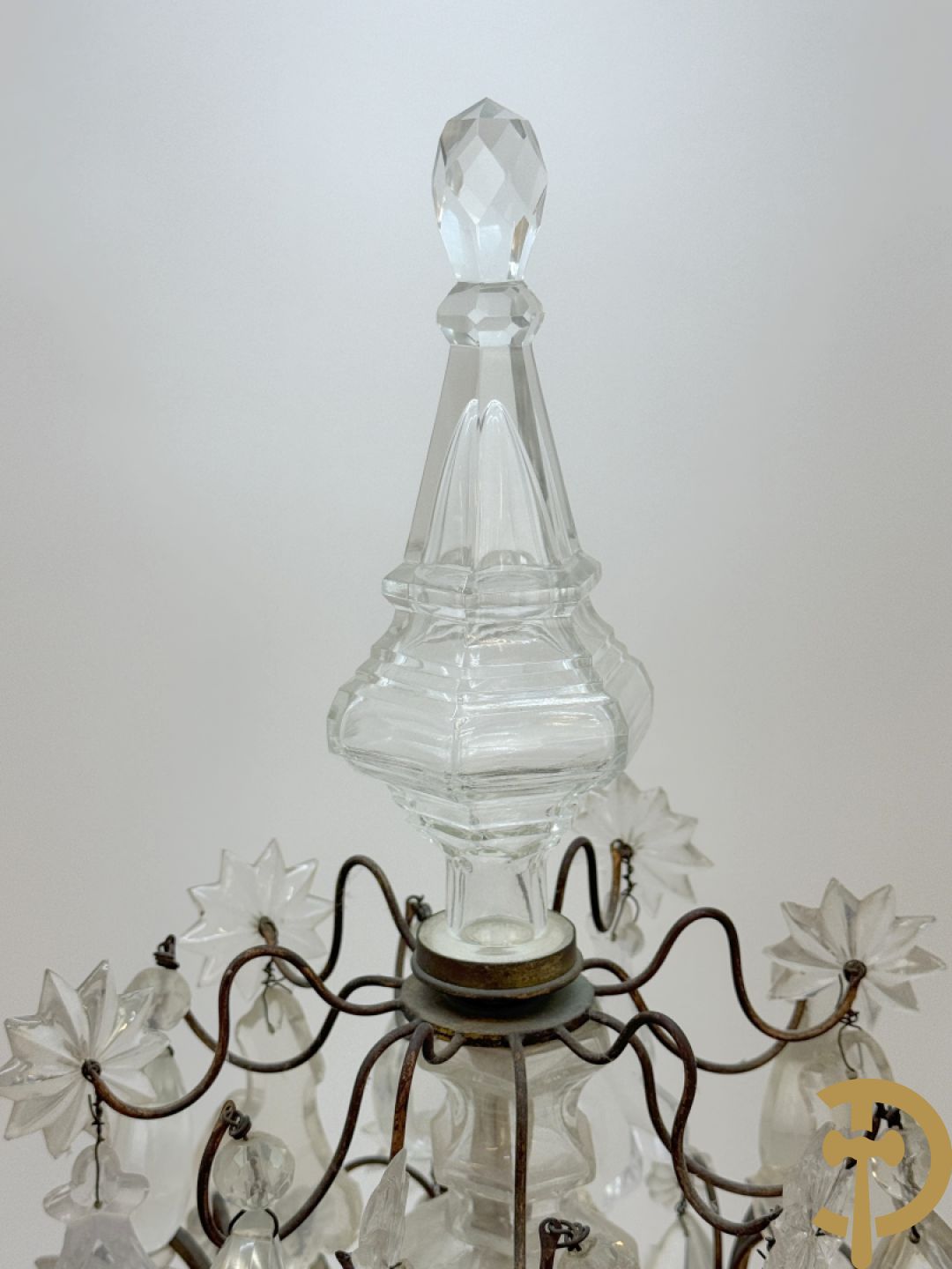 Kooperen girondole met 6 lichtpunten, bezet met kristallen bellen en bovenaan bekroond met pinakel