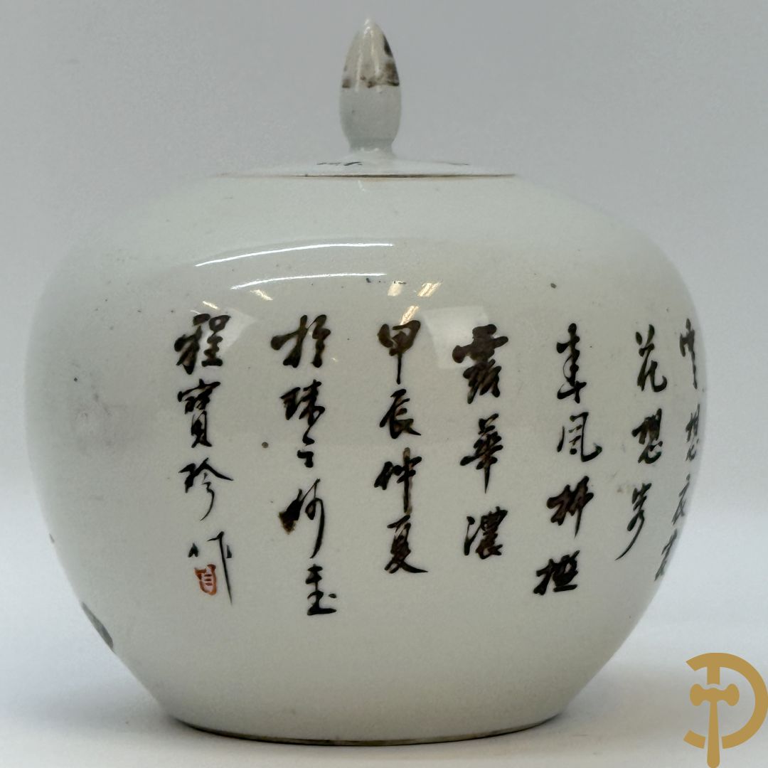 Chinese porseleinen vaas met decor van fo honden + Dekselpotiche in Chinees porselein met geanimeerd decor van dames in landschap