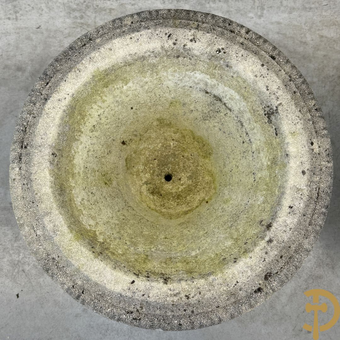 Paar stenen cachepots, onderaan gelobd