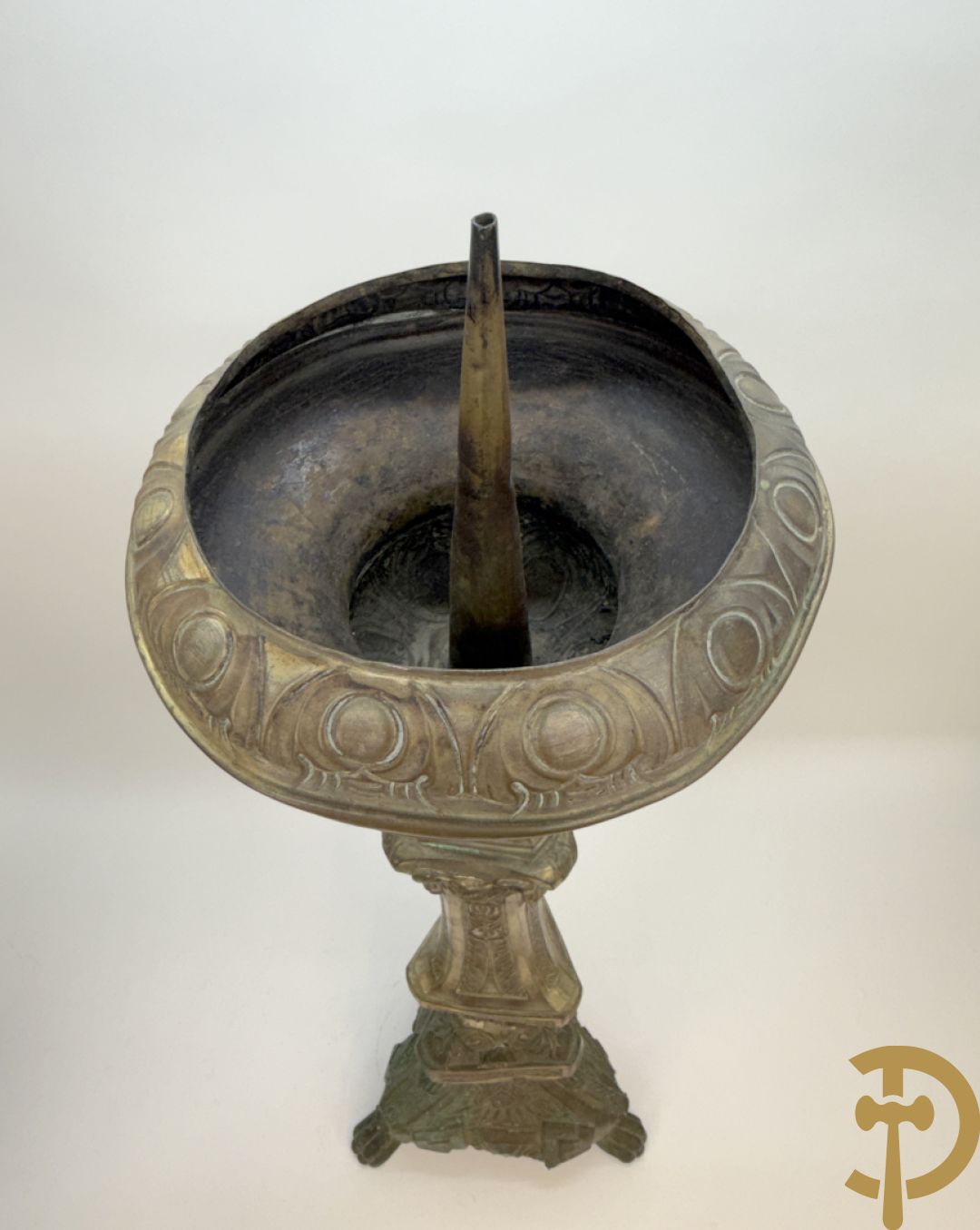 Religieuse kerkkandelaar met afbeeldingen aan de voet