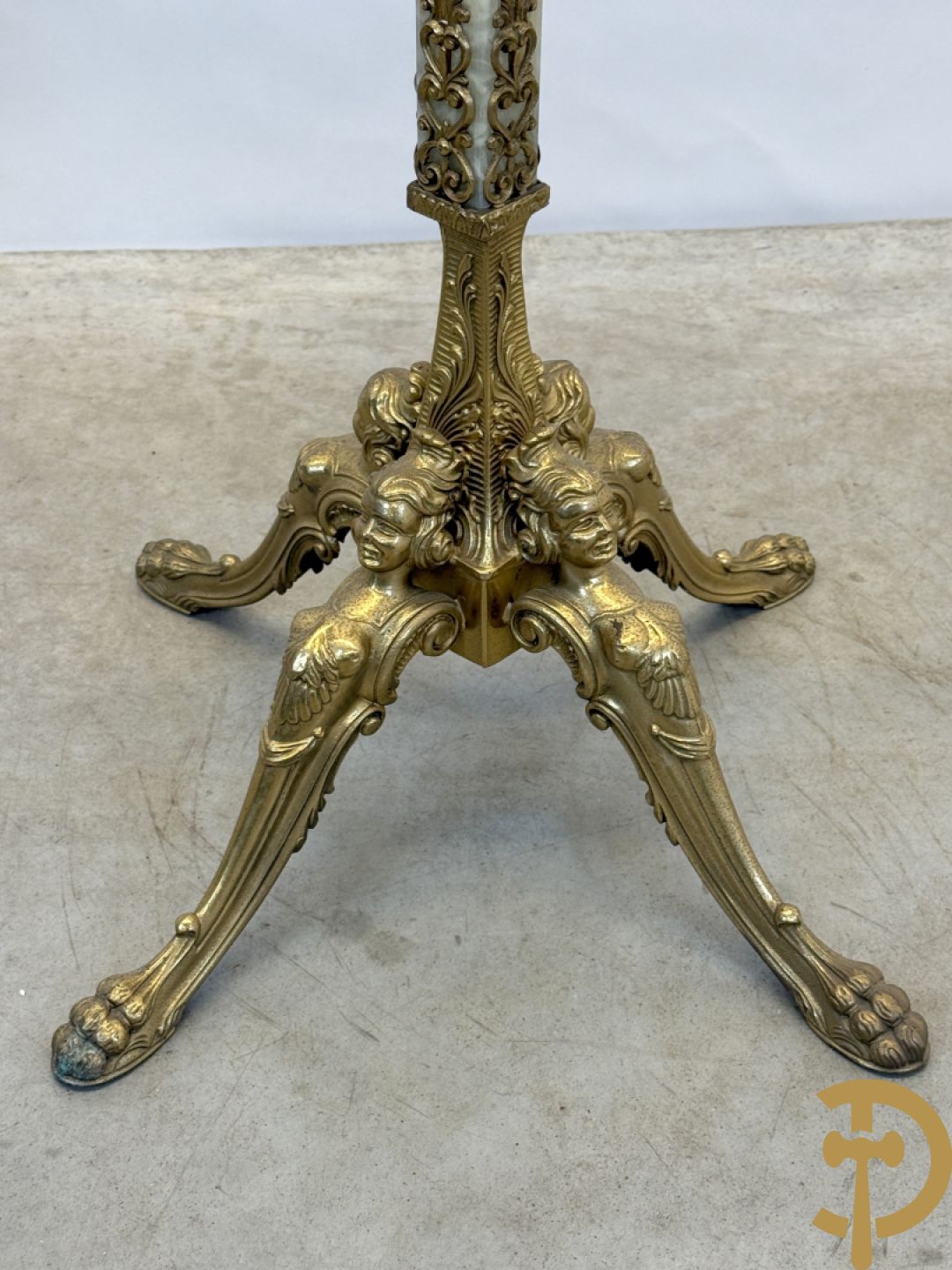 Staande kapstok met onix en bronzen ornamenten