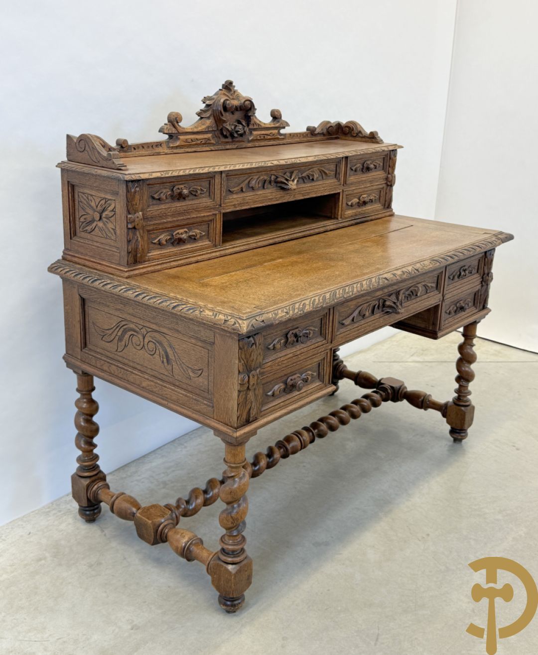 Massief eiken Frans bureel met lades op getorste poten met opstand, 19e