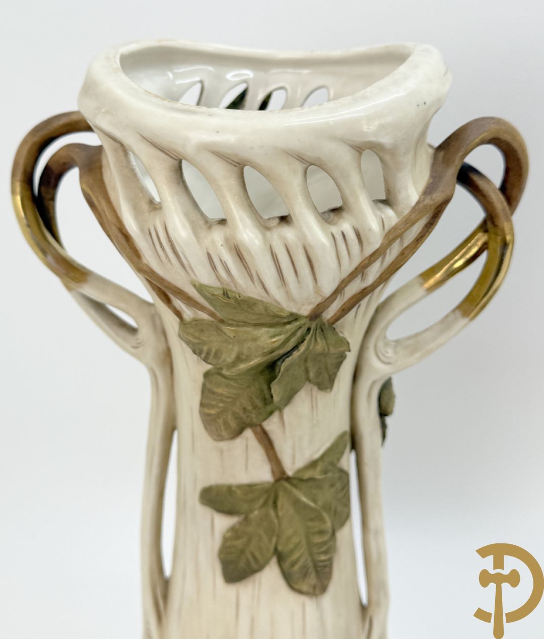 Paar Royal Dux vazen met bloemen bezet