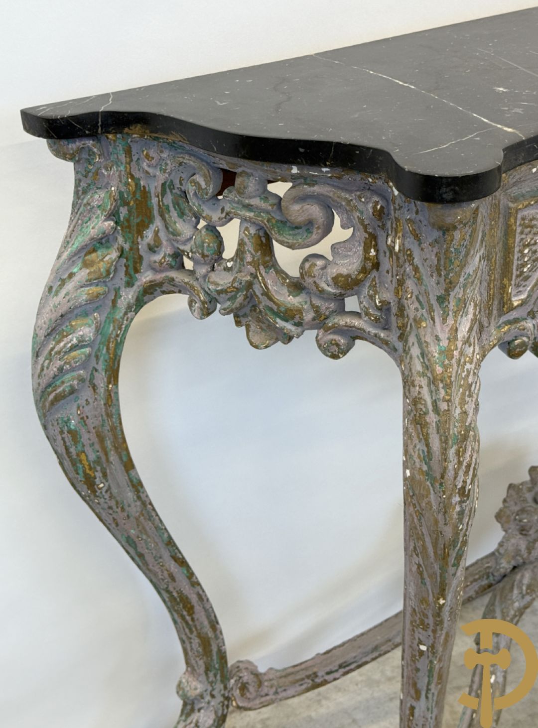 Gepatineerde Louis XV console met zwart marmeren blad