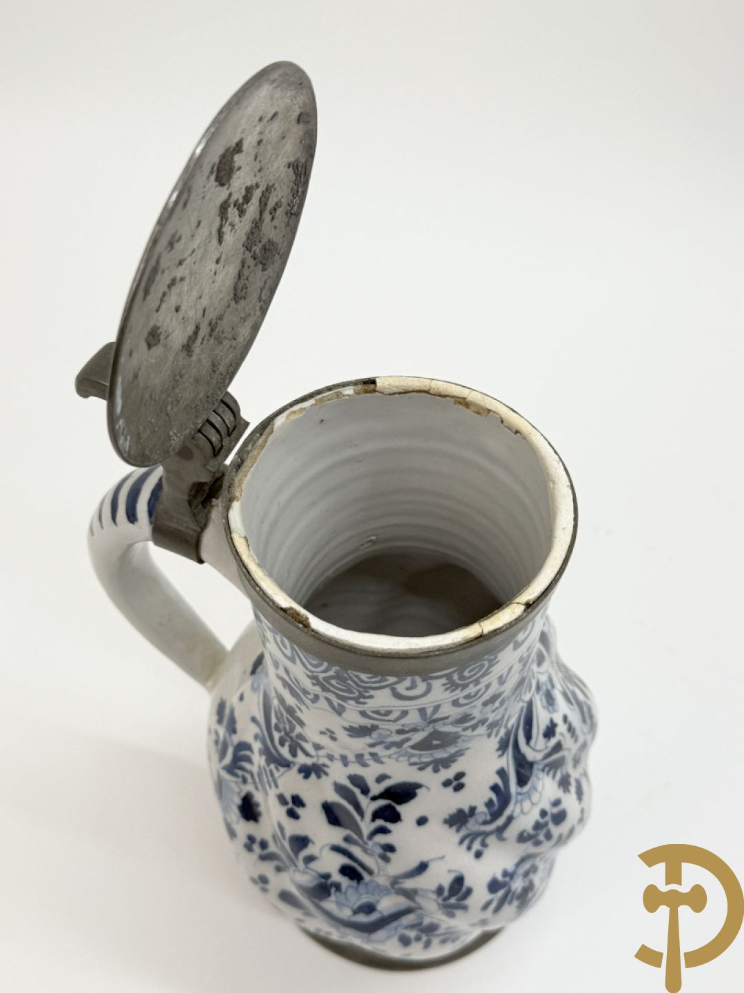 Delftse schenkkan met beschilderd bloemendecor en tinnen deksel + schenkkan in Delftse stijl, gemerkt onderaan BFK 66