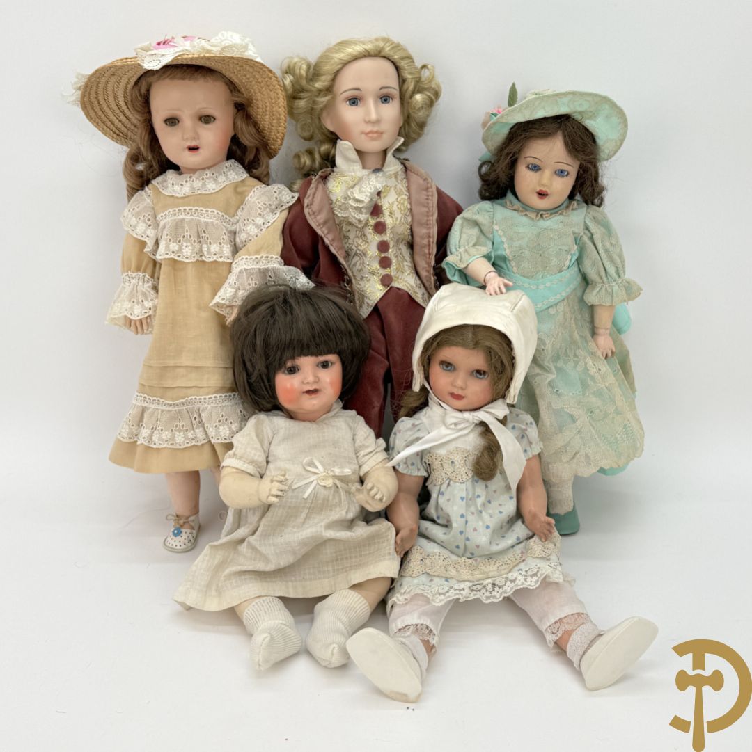 Oude pop met papier maché ledematen, gemerkt K R36/.728 + oude pop met papier maché ledematen en kantelbare oogjes + oude pop in papier maché, gemerkt Unis France 301 + oude pop in papier maché, onleesbaar gemerkt + hedendaagse pop met porseleinen ledematen + losse kleertjes