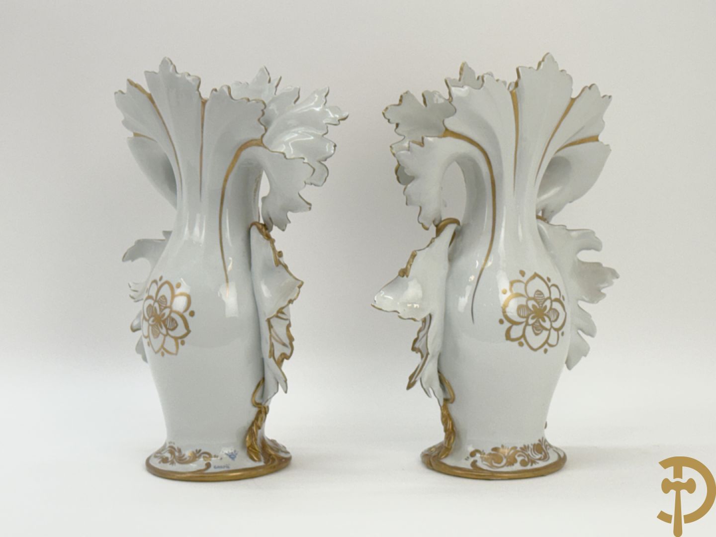 Paar porseleinen cornetvazen met bloemendecor, deels verguld, gemerkt Capo di Monte