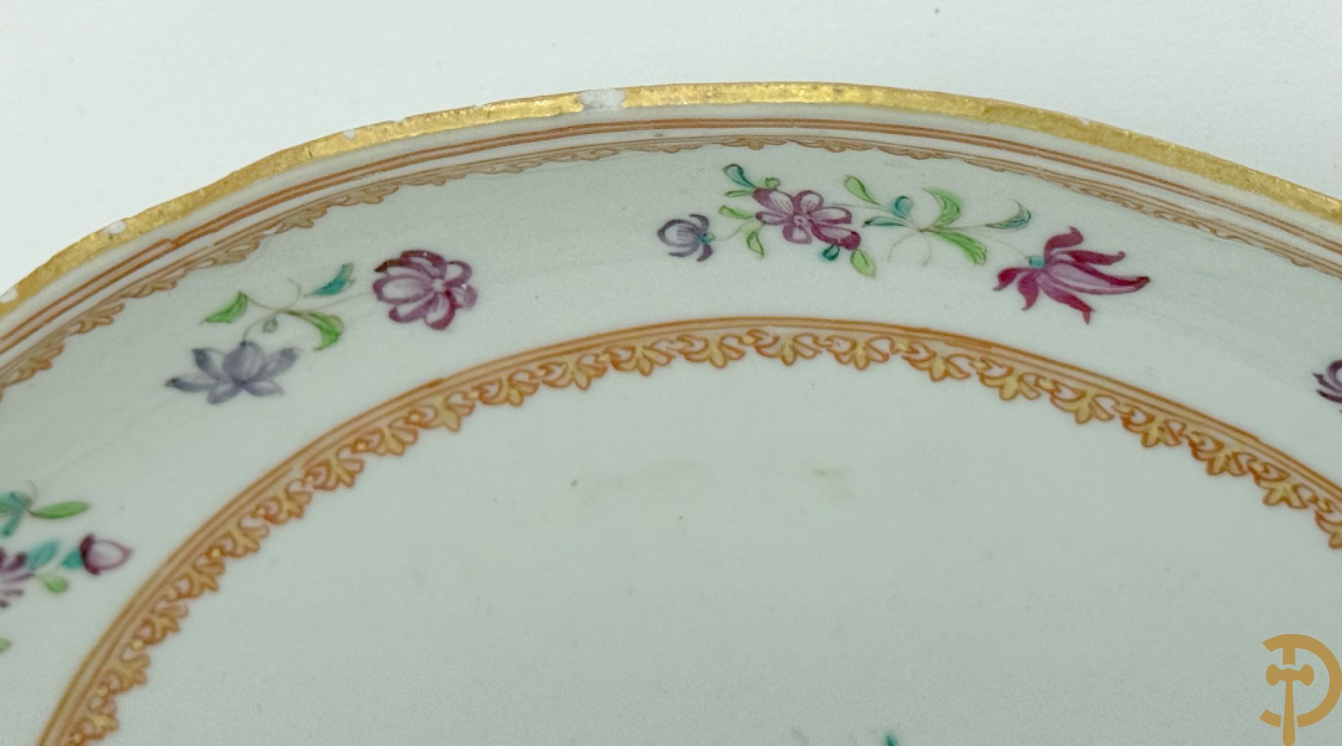 Negen Famille rose bordjes w.o. zes plat gekartelde, 1 diep gekartelde en 2 vlakke met bloementaferelen