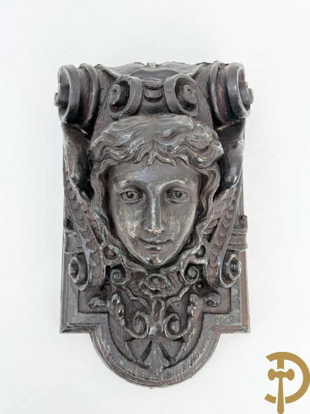 Paar muurhoeksteunen van hout met gesculpteerde hoofden man en vrouw