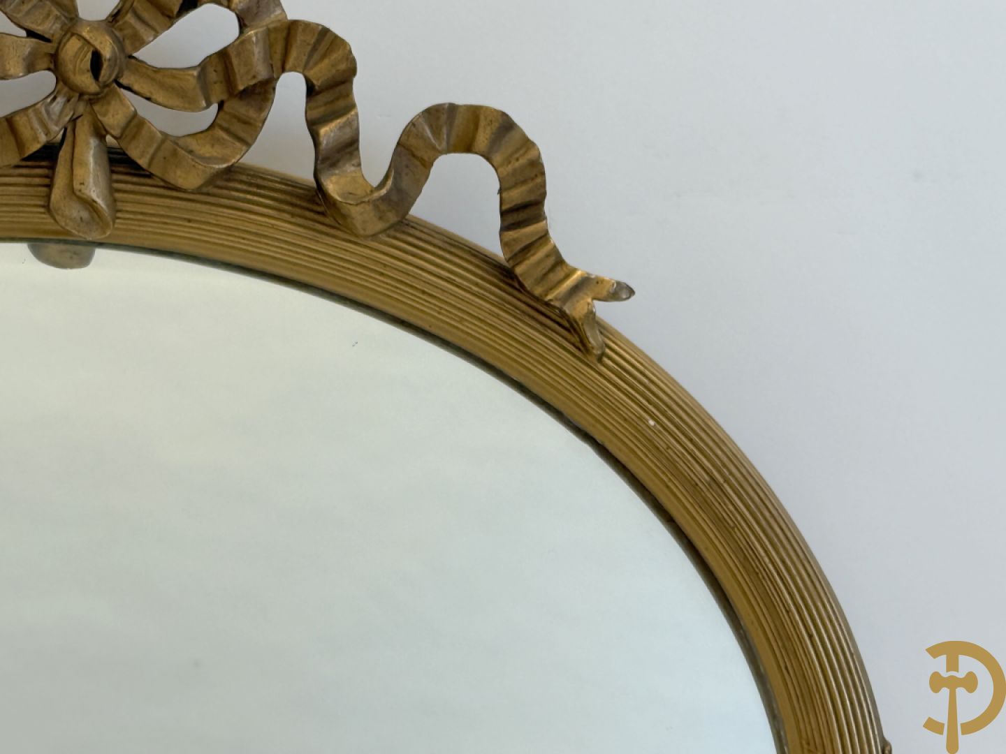 Ovale vergulde spiegel met Louis XVI strik