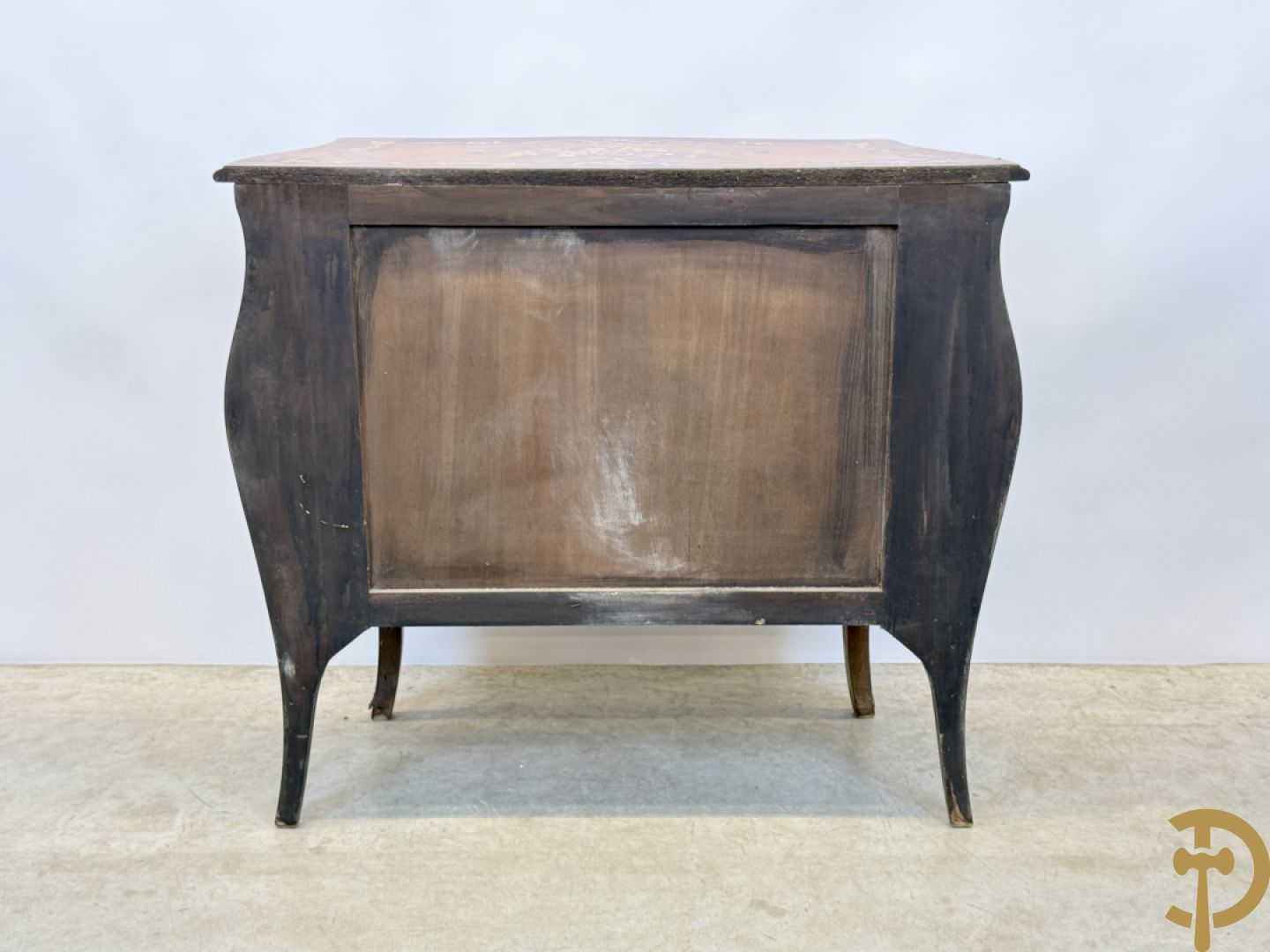 Gegalbeerde notelaren drieladencommode met bloemenmarquetterie