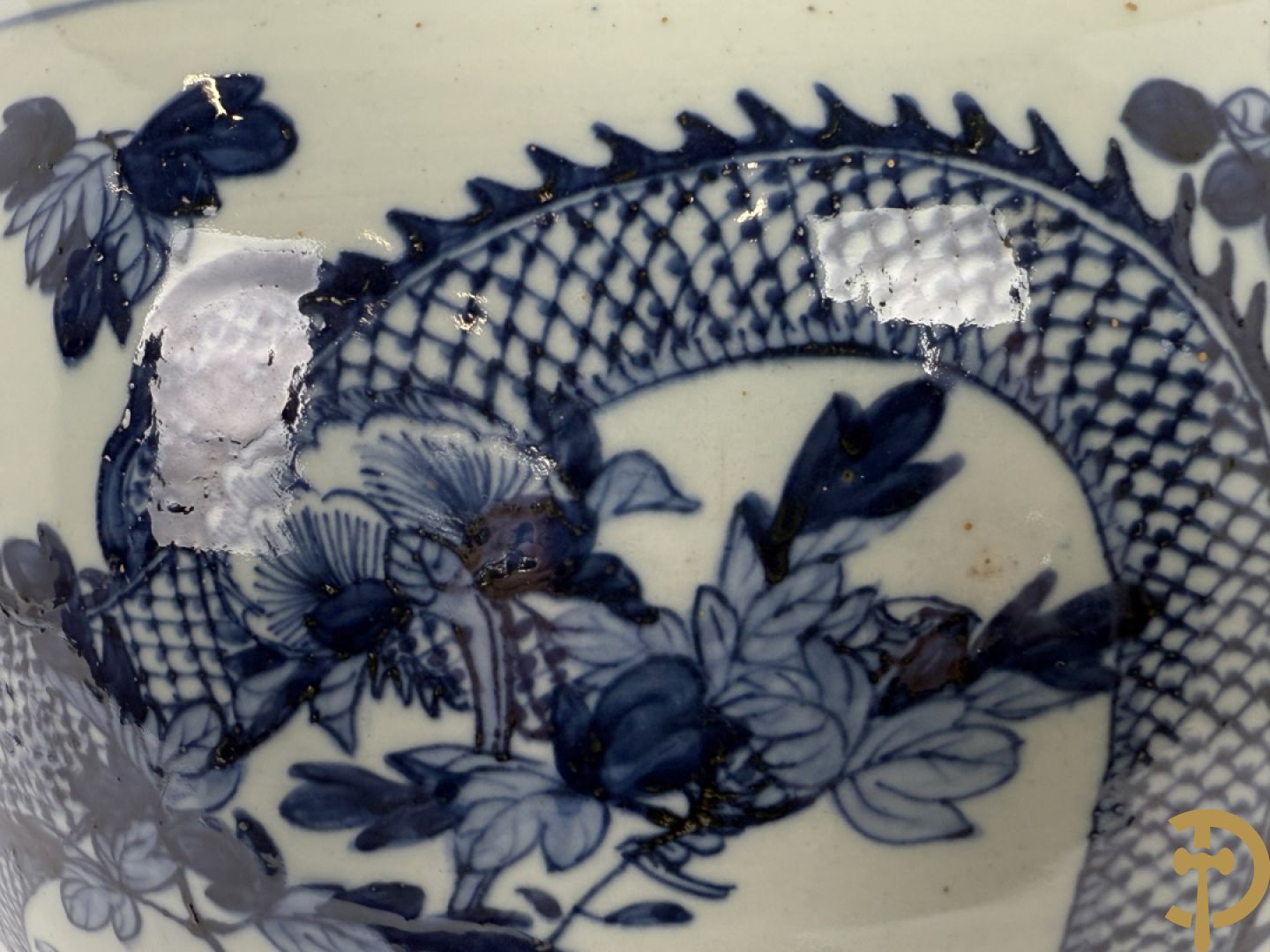 Paar Chinese blauw/witte porseleinen dekselvazen gedecoreerd met draken en bloemenmotieven, als lampadaire omgebouwd